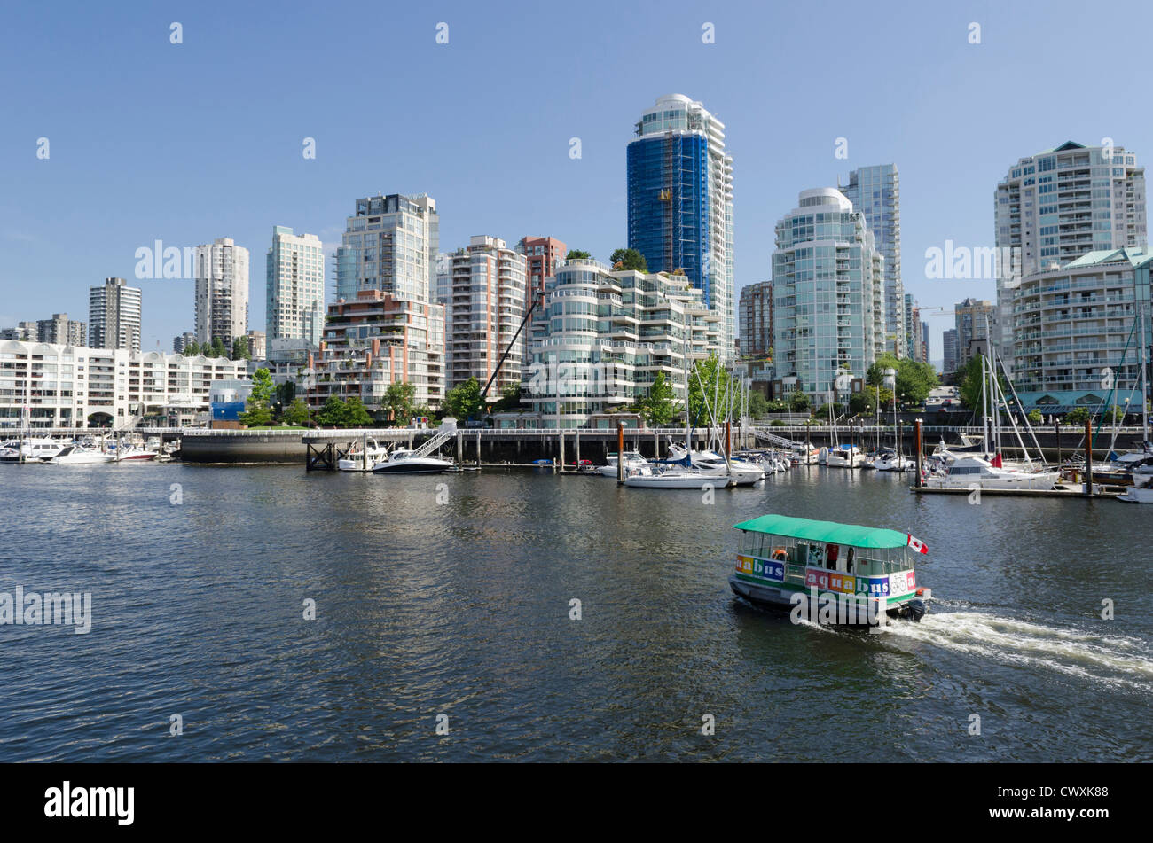 Vista da Granville Island cercando attraverso il centro di Vancouver, Canada Foto Stock