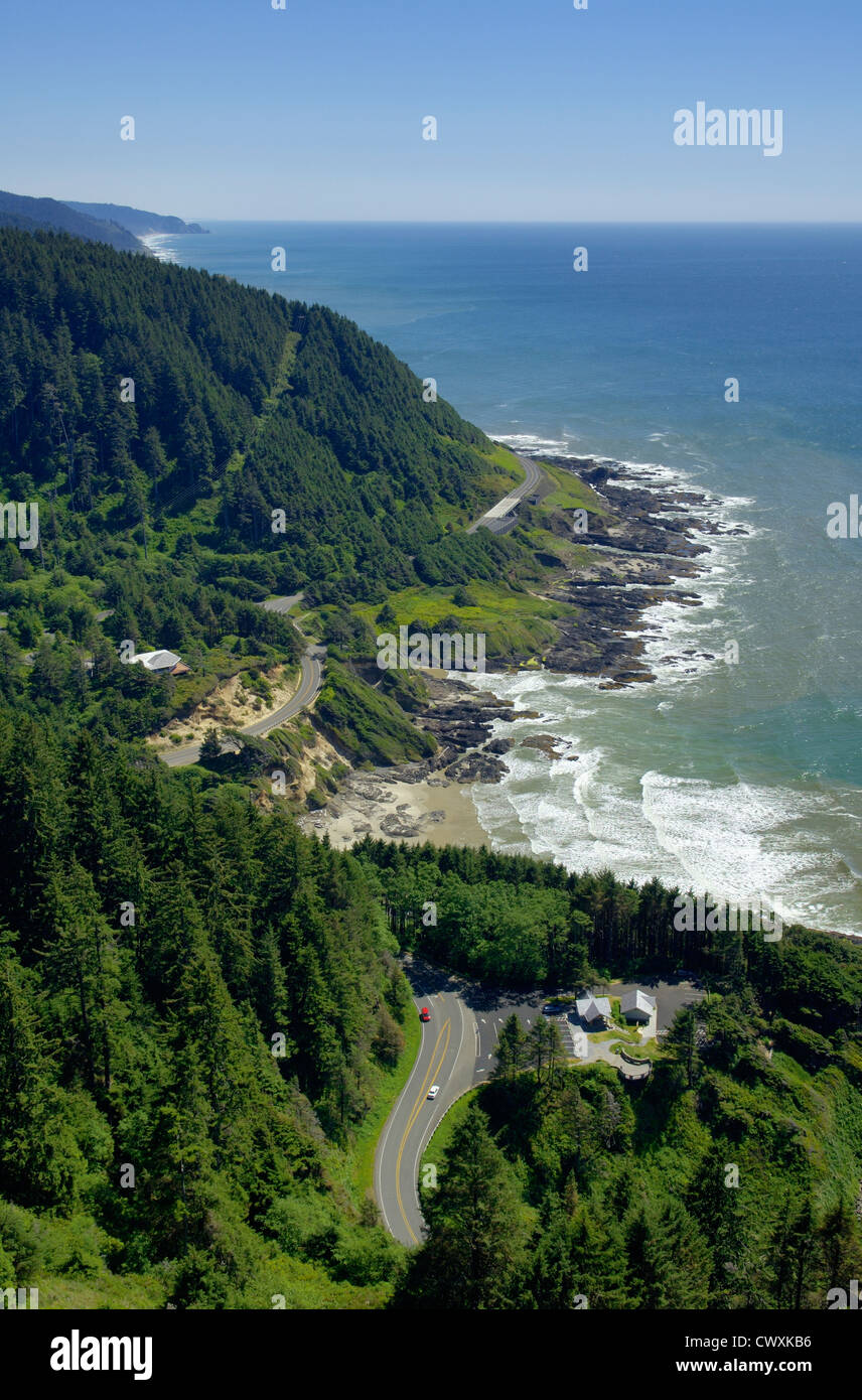 Vista di Oregon Coast dal belvedere sulla sommità del capo perpetua; USFS Visitor Center e l'autostrada 101. Foto Stock