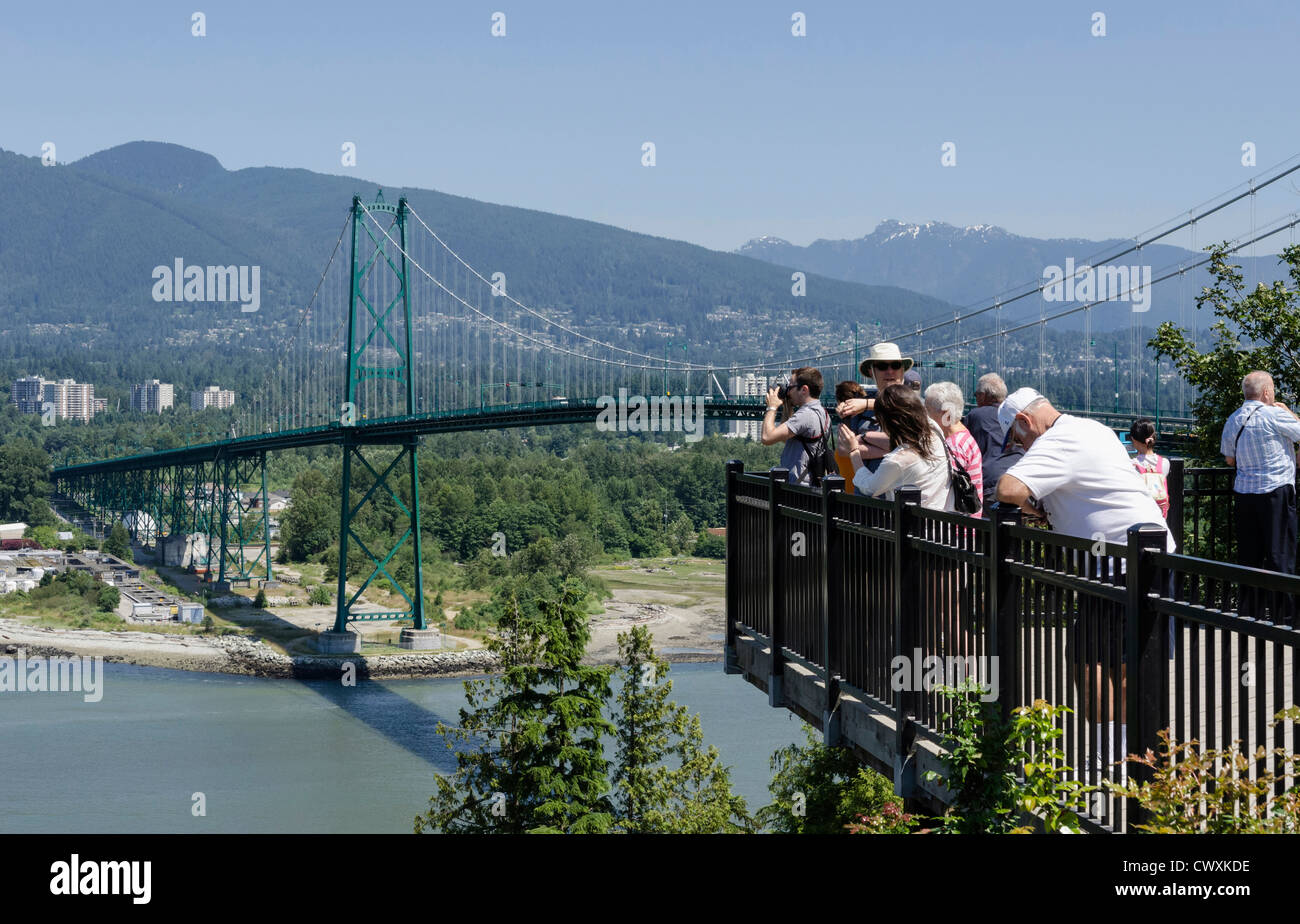 I turisti alla prospettiva del punto di visualizzazione in Stanley Park a Vancouver nella parte anteriore del Ponte Lions Gate, Vancouver, Canada Foto Stock
