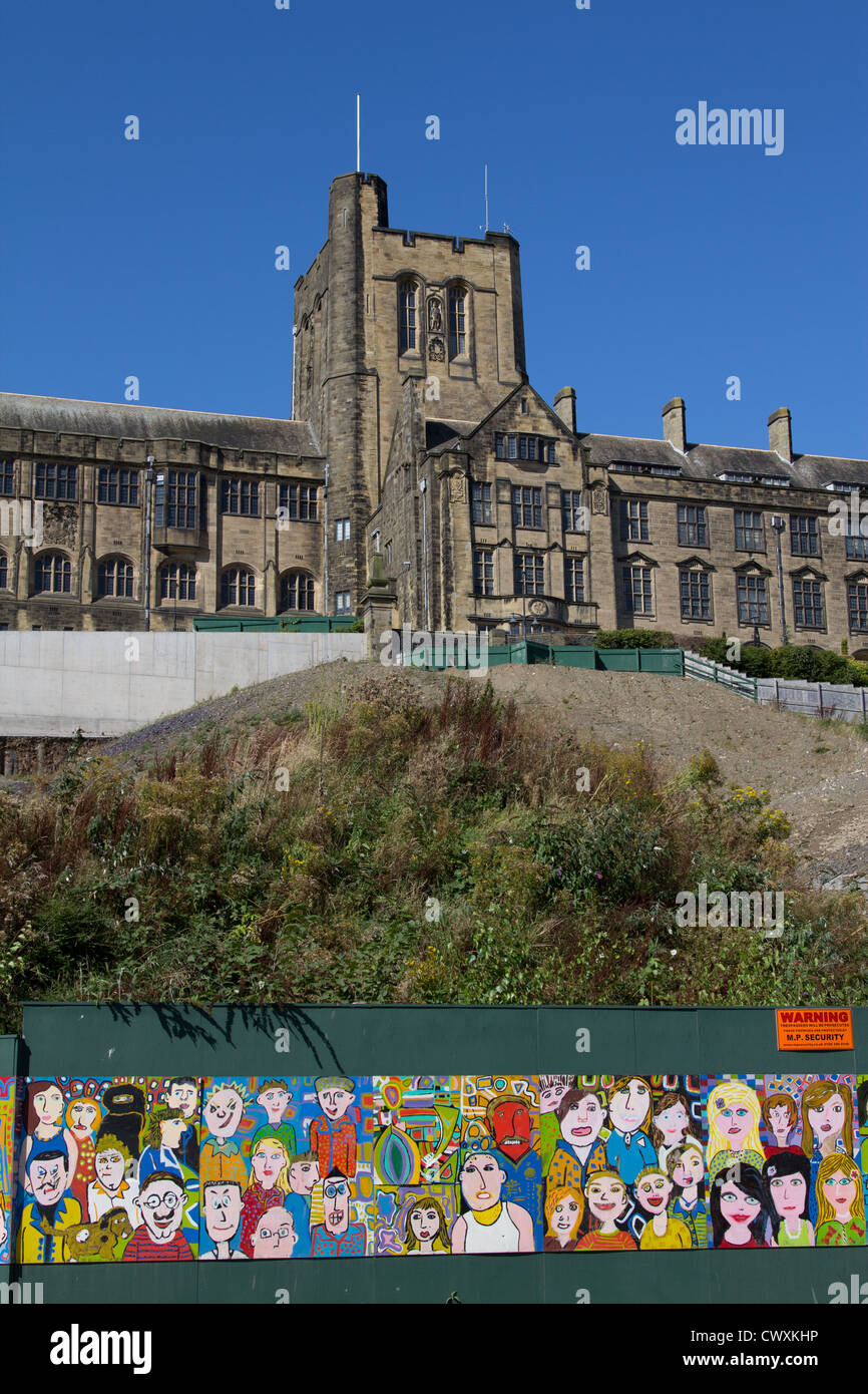 Università Bangor e Pontio Arts Center sito di costruzione e strada locale murale raffigurante i bambini Foto Stock