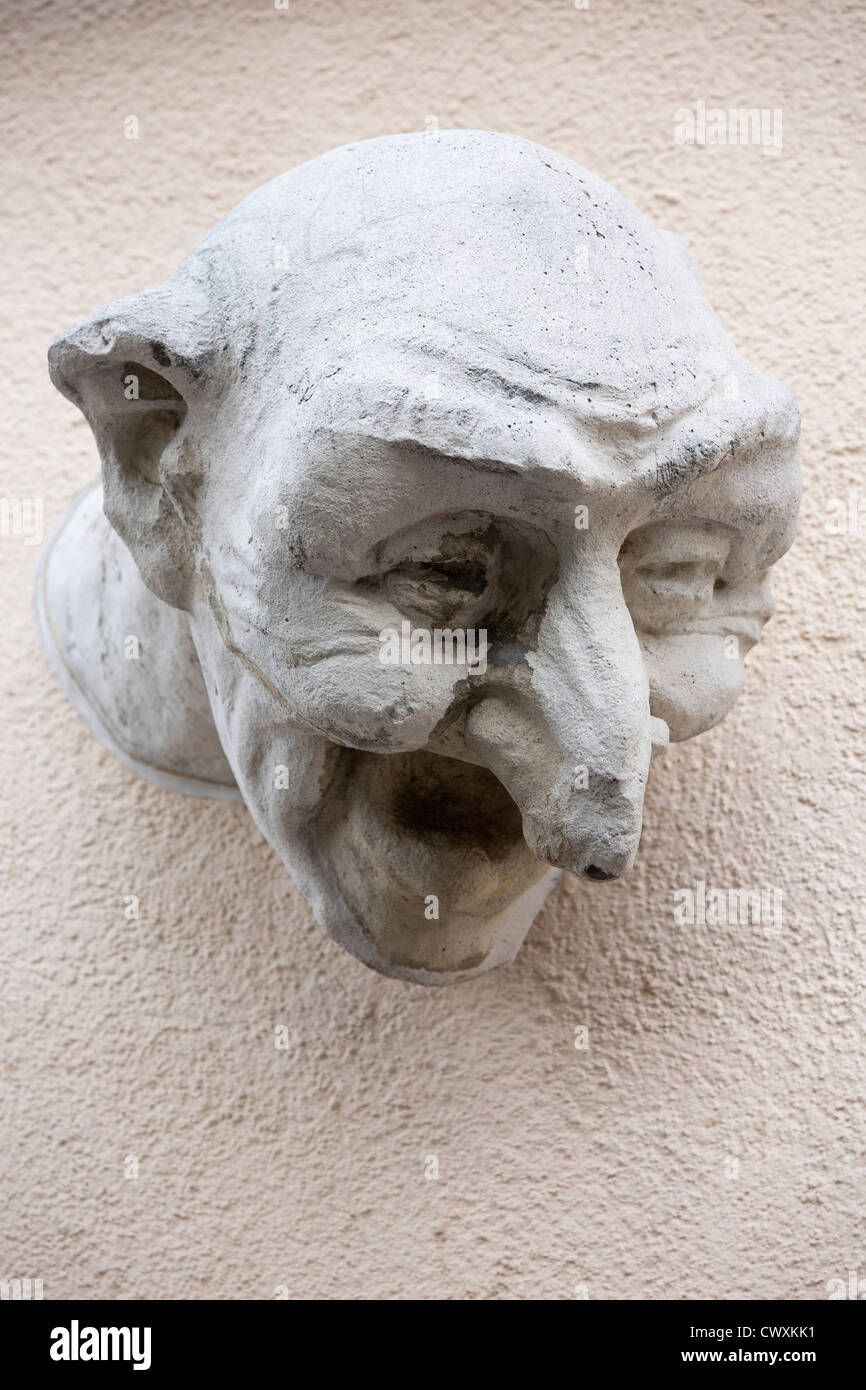 Città di Lussemburgo - ultimo souvenir. Scolpita la testa di un uomo vecchio sulla costruzione che sostituisce il precedente Ciné de la cour. Foto Stock