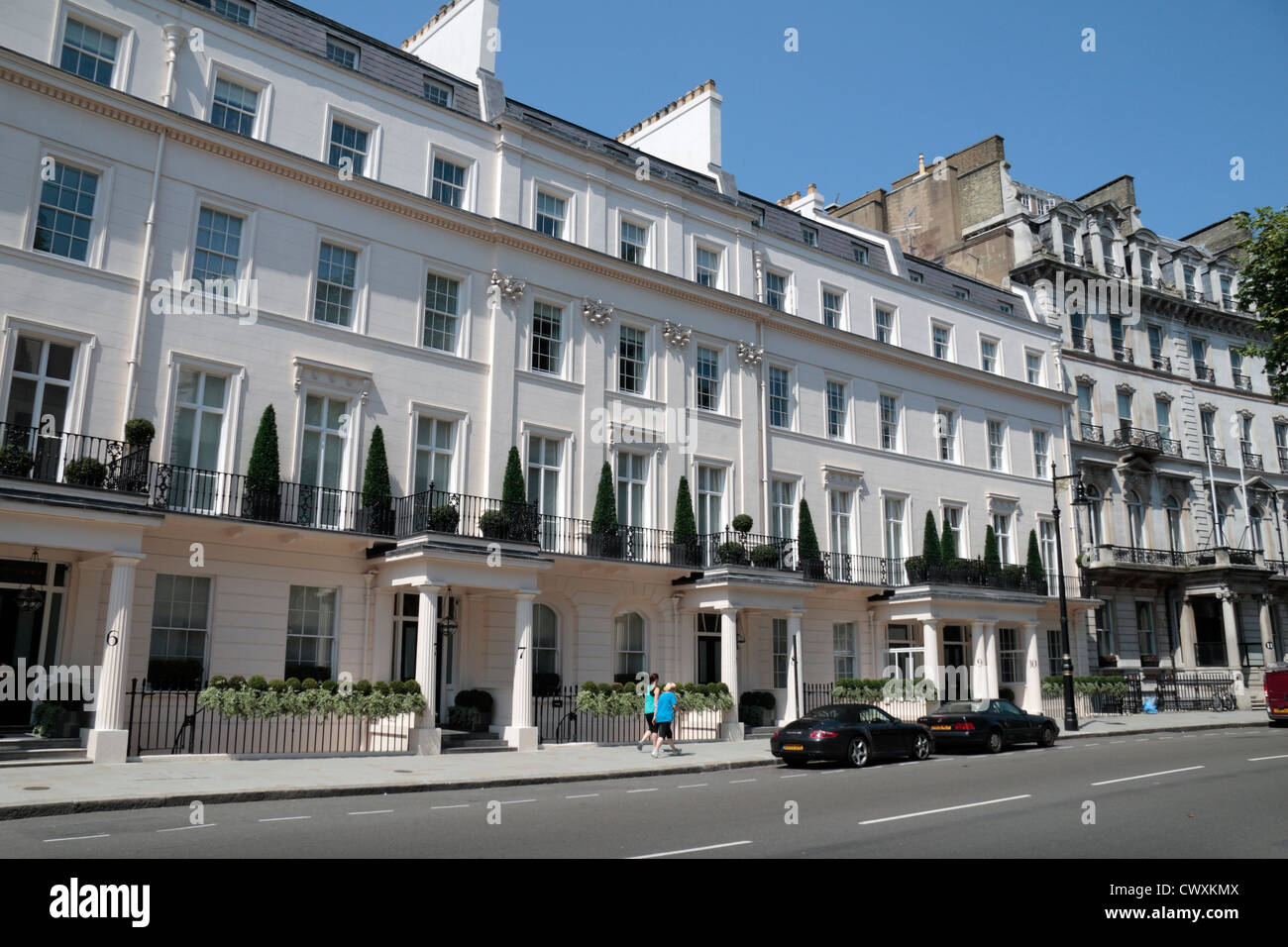 Vista generale di proprietà residenziale su Grosvenor Crescent, appena fuori Belgrave Square, Belgravia, Londra, Regno Unito. Foto Stock