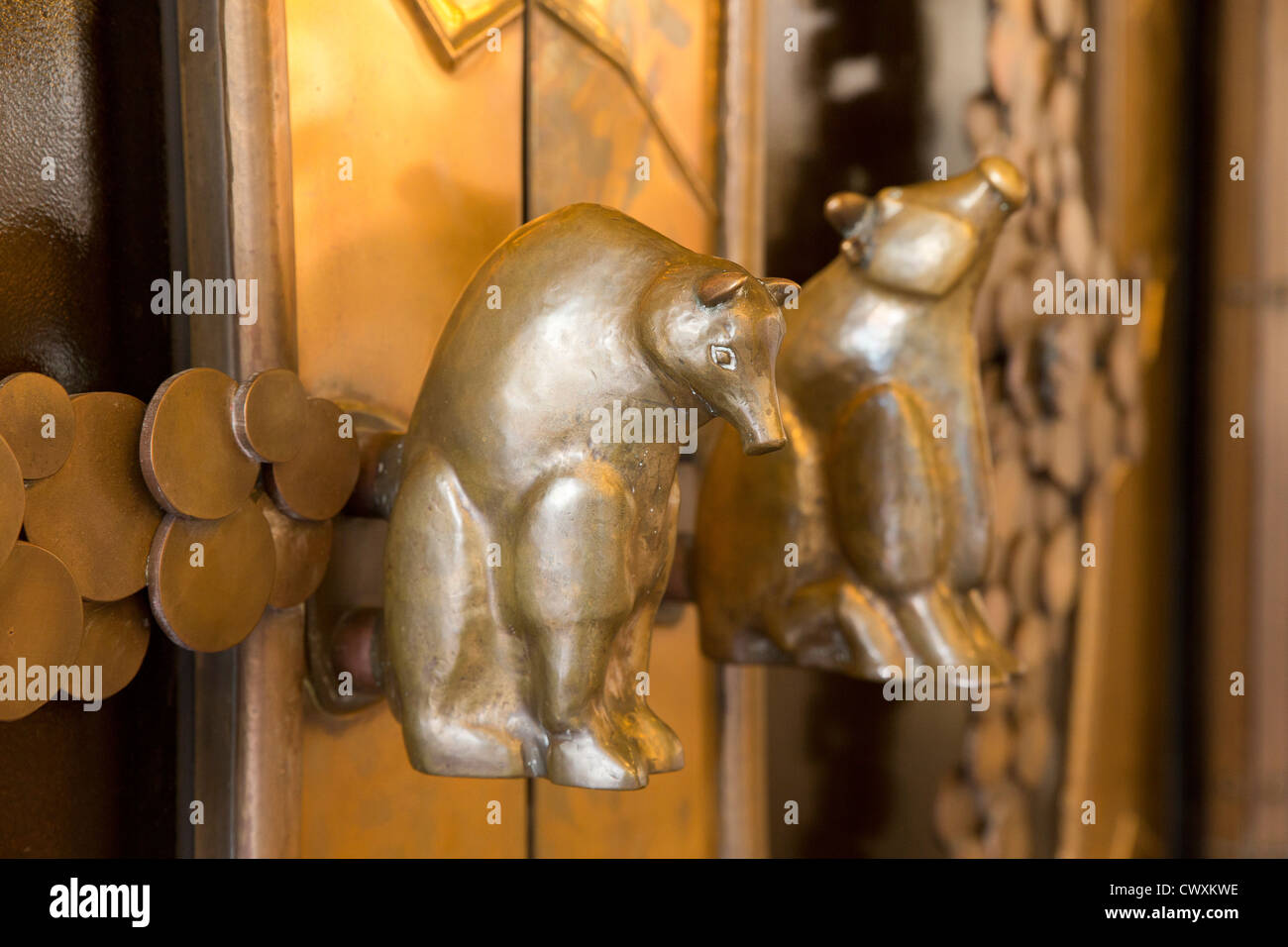 Città di Lussemburgo - Ingresso della Borsa di Lussemburgo (Bourse de  Luxembourg). Come doorgrips, orso e toro Foto stock - Alamy