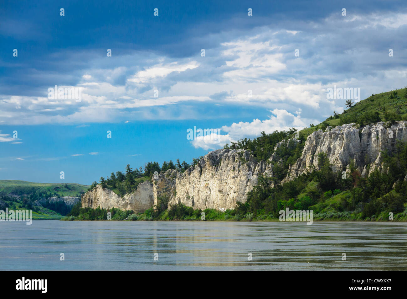 Bianco arenaria scogliere della parte superiore del Fiume Missouri si rompe il monumento nazionale, Montana. Foto Stock