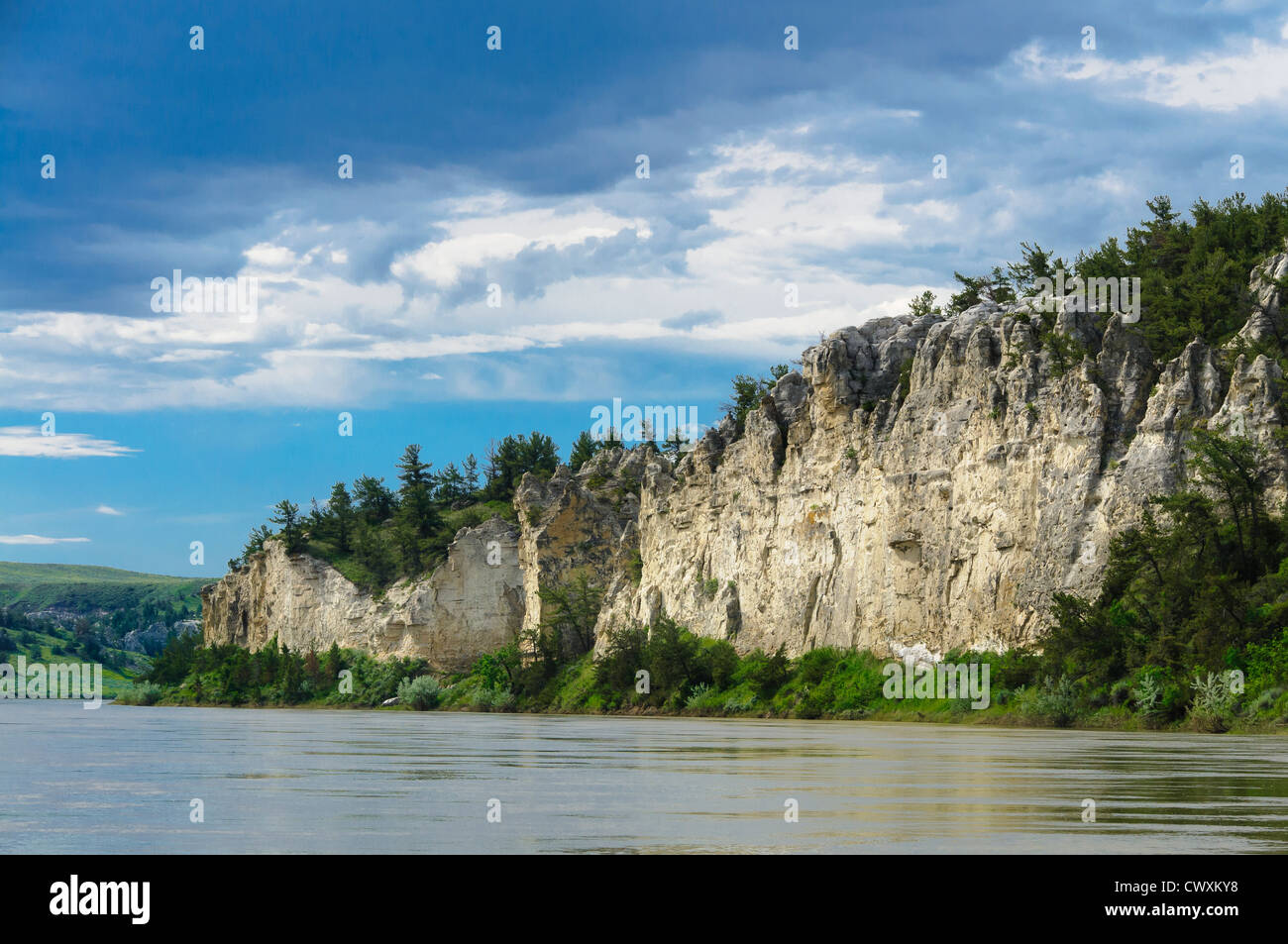 Bianco arenaria scogliere della parte superiore del Fiume Missouri si rompe il monumento nazionale, Montana. Foto Stock