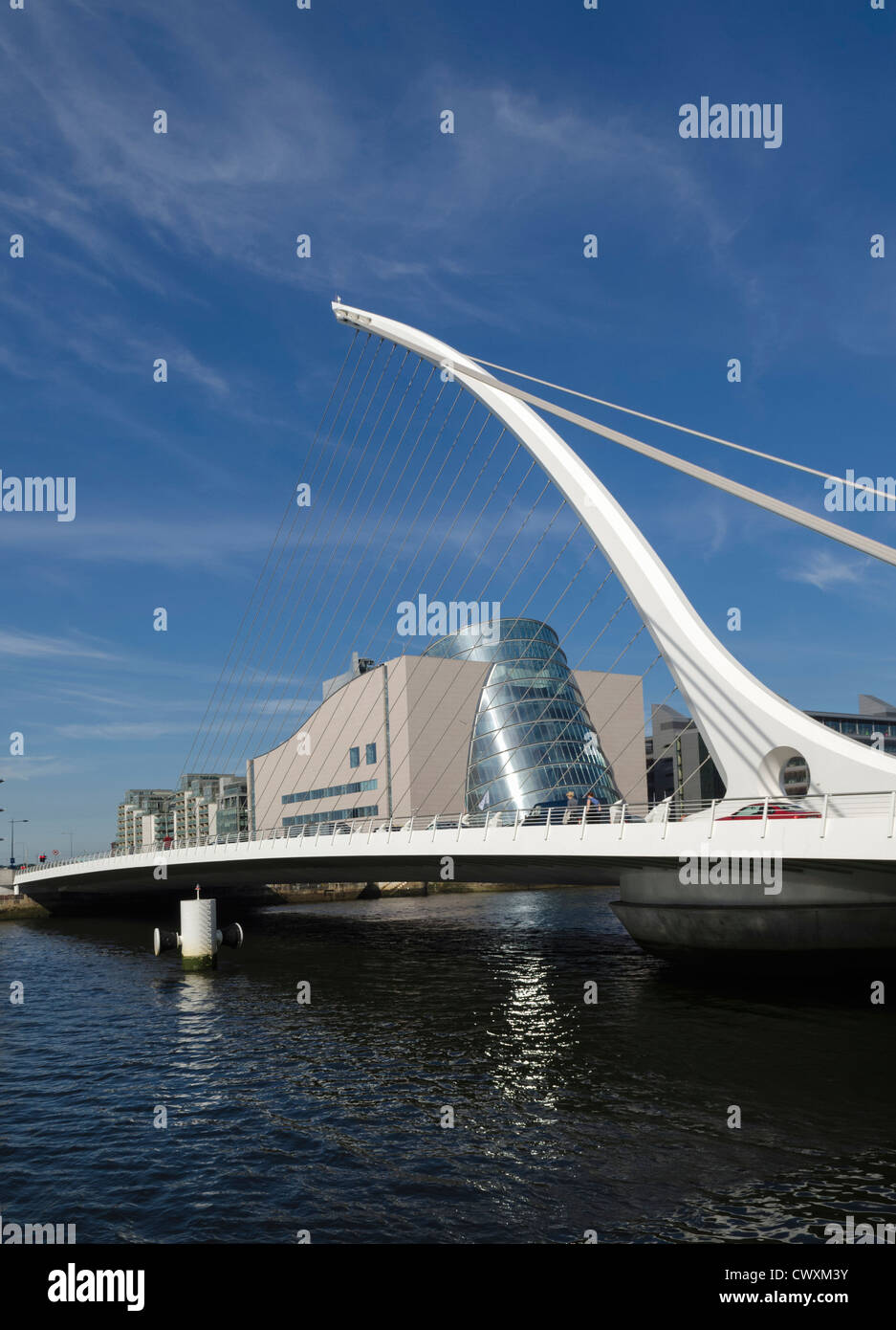 Samuel Beckett Bridge, Dublin, Irlanda - con il nuovo centro congressi in background Foto Stock