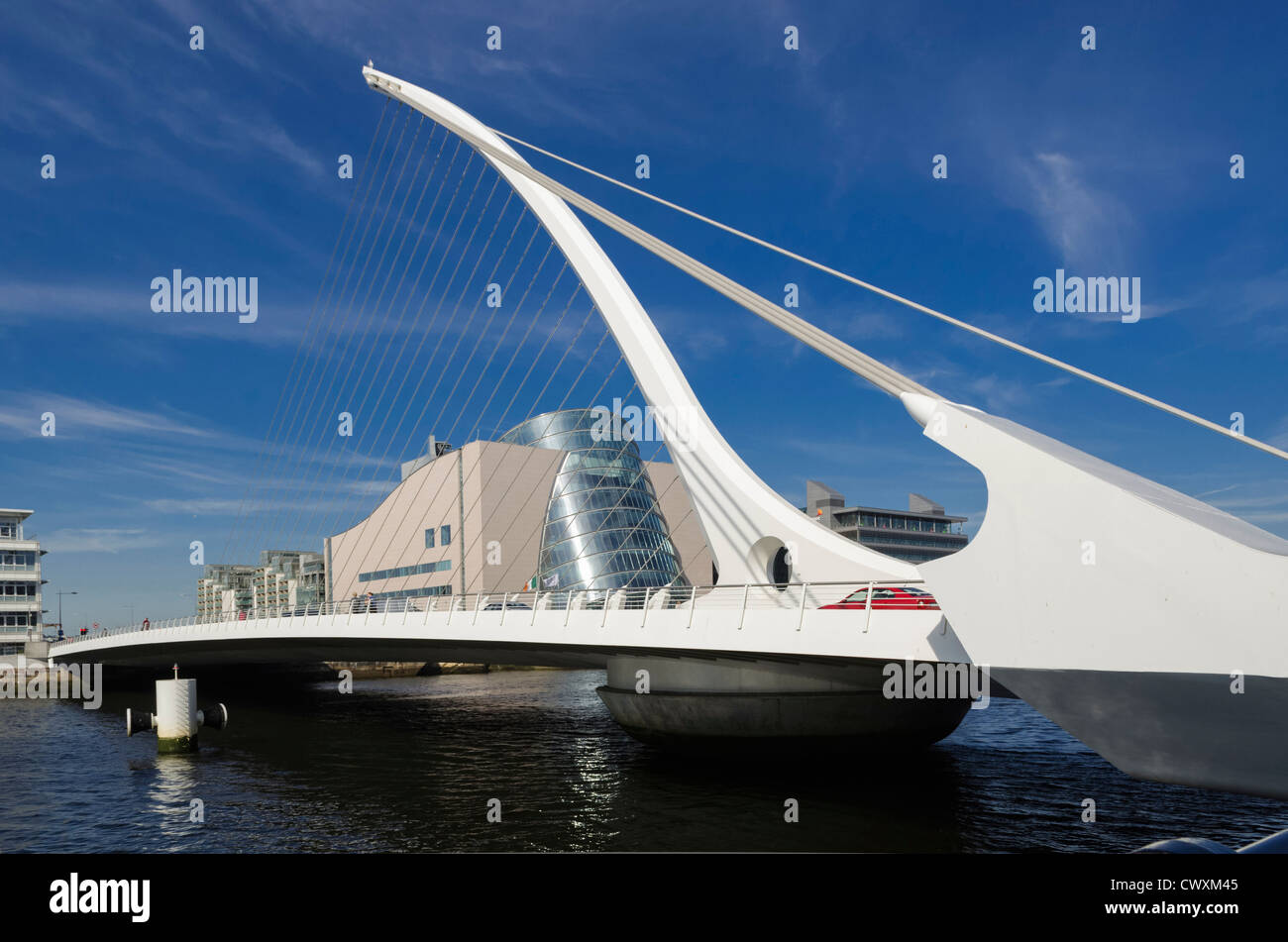 Samuel Beckett ponte sopra il fiume Liffey, Dublino con il nuovo centro congressi in background, Irlanda Foto Stock