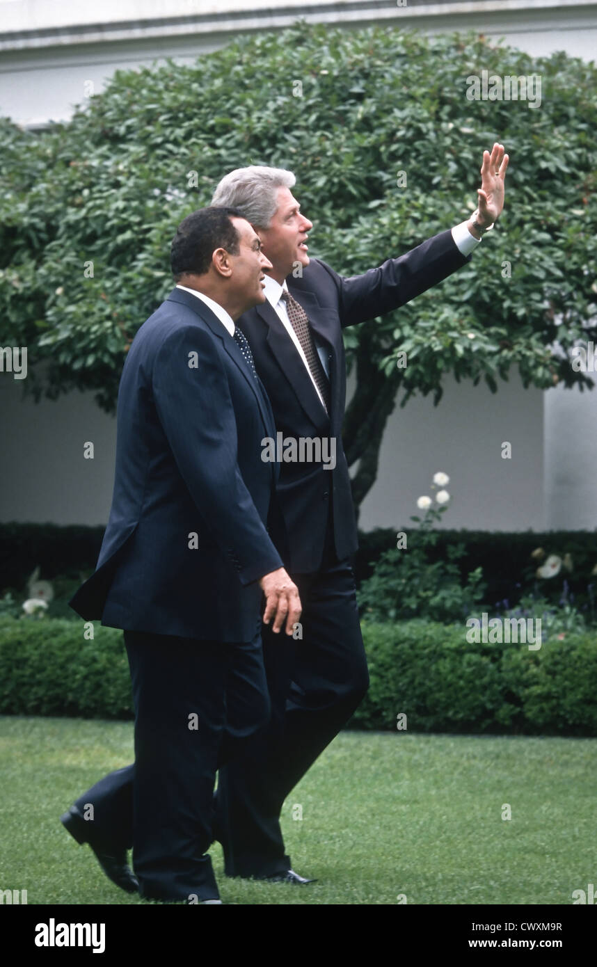 Il Presidente degli Stati Uniti Bill Clinton passeggiate con il Presidente egiziano Hosni Mubarak Luglio 31, 1996 nella Casa Bianca Rose Garden. Foto Stock