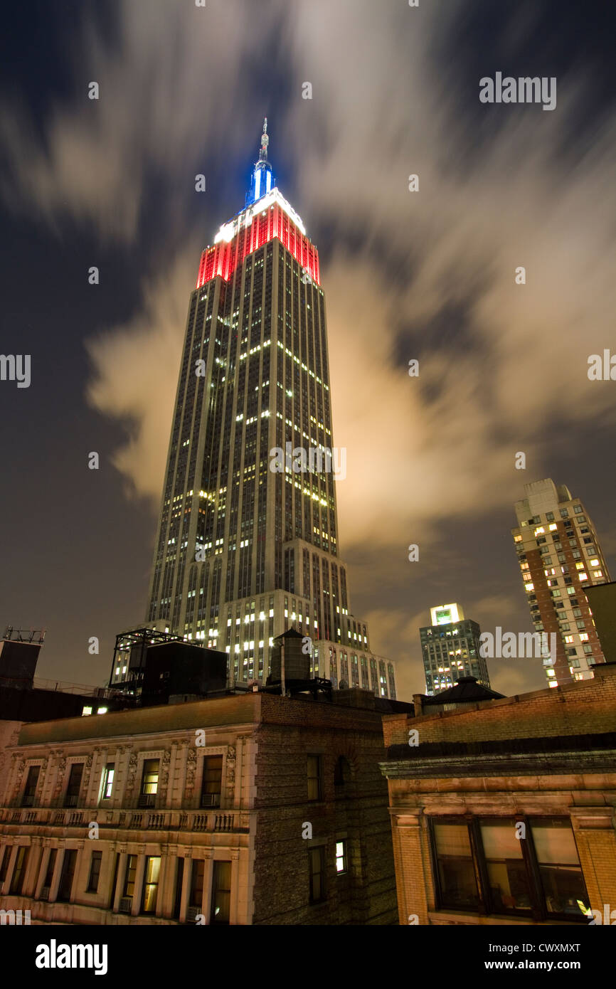Empire State building di notte come si vede dall'Hotel Metro terrazza sul tetto. Accesa in rosso/bianco/blu per la giornata del lavoro 2012. Foto Stock