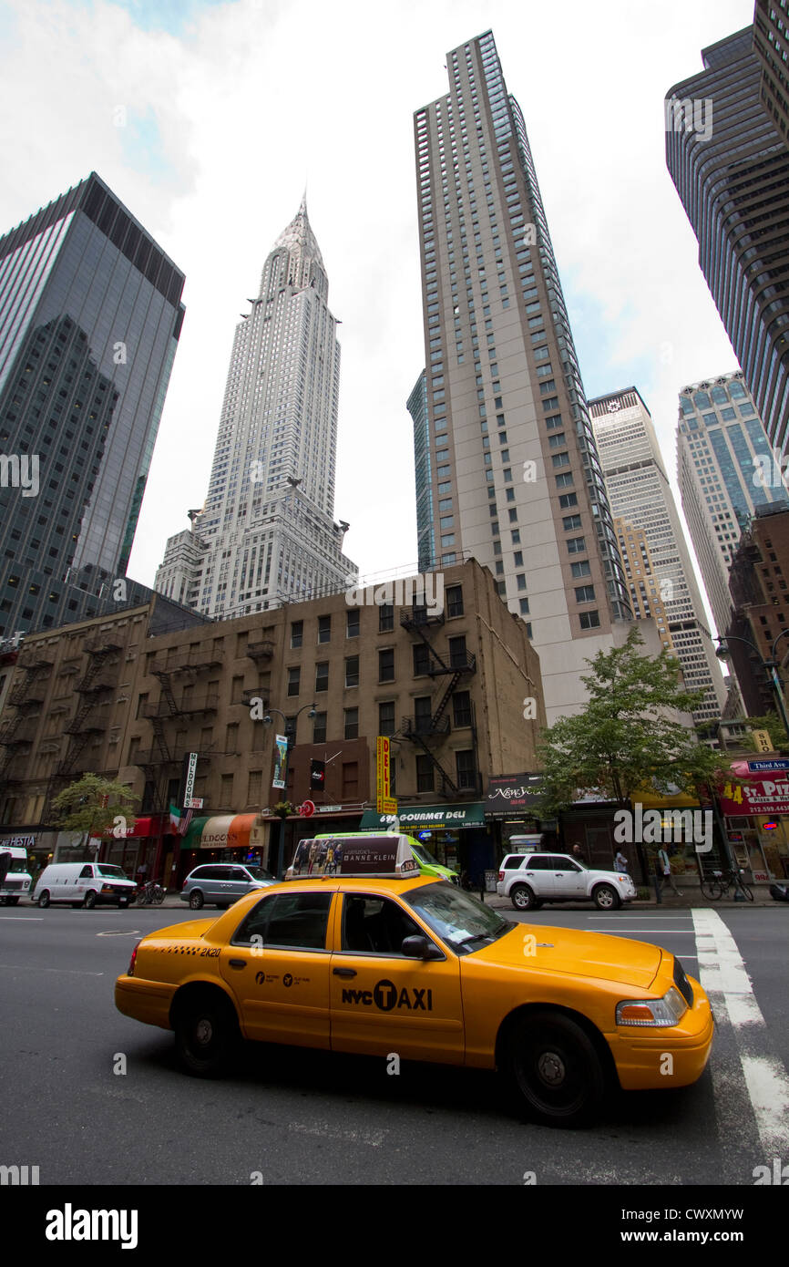 Un giallo taxi di NYC raffigurata con il Chrysler building Foto Stock