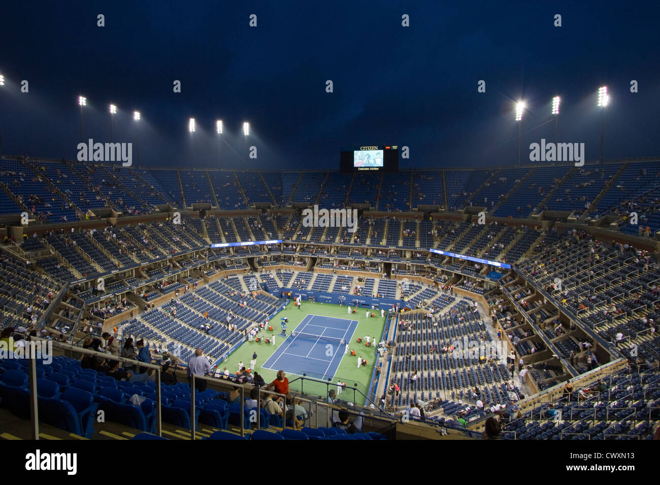 L'Arthur Ashe Stadium durante una sessione notturna al 2012 US Open Tennis Tournament. Prese durante Andy Roddick dell ultima mai eguagliare. Foto Stock