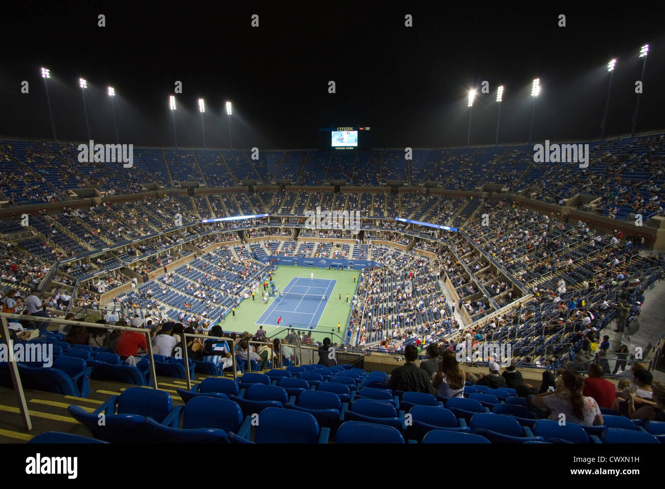 L'Arthur Ashe Stadium durante una sessione notturna al 2012 US Open Tennis Tournament. Prese durante Andy Roddick dell ultima mai eguagliare. Foto Stock