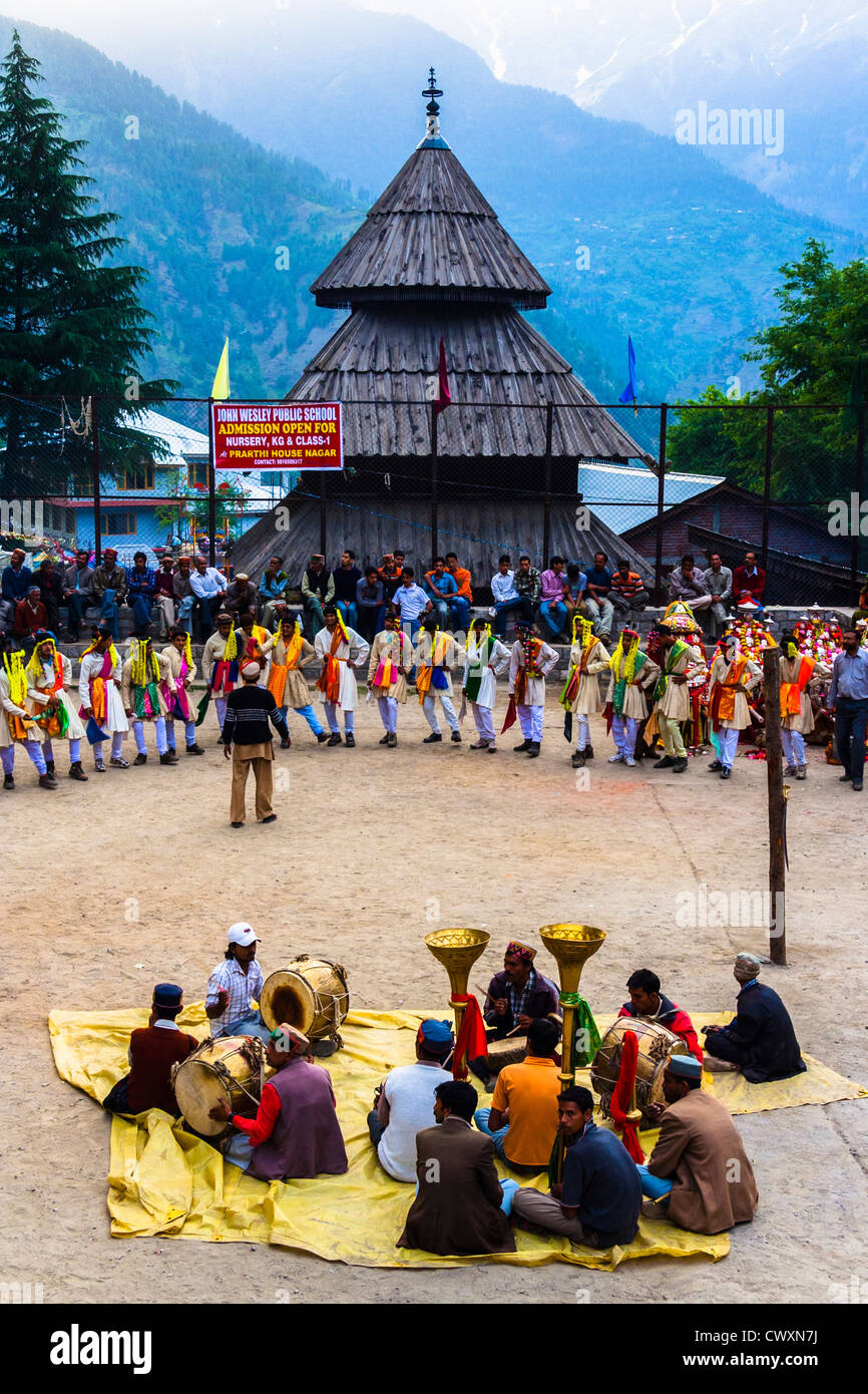Alta casta Kshatriyas balli presso il Festival di Nagar, Himachal Pradesh, India Foto Stock