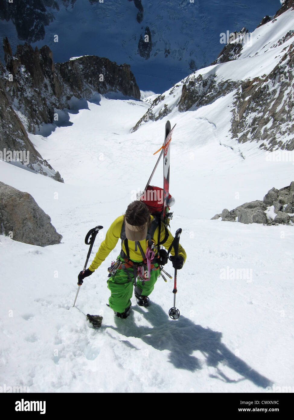 Sciatore una salita ripida couloir in alta montagna, il ghiacciaio Milieu, Aiguille Argentiere, Chamonix-Mont Blanc, Francia Foto Stock