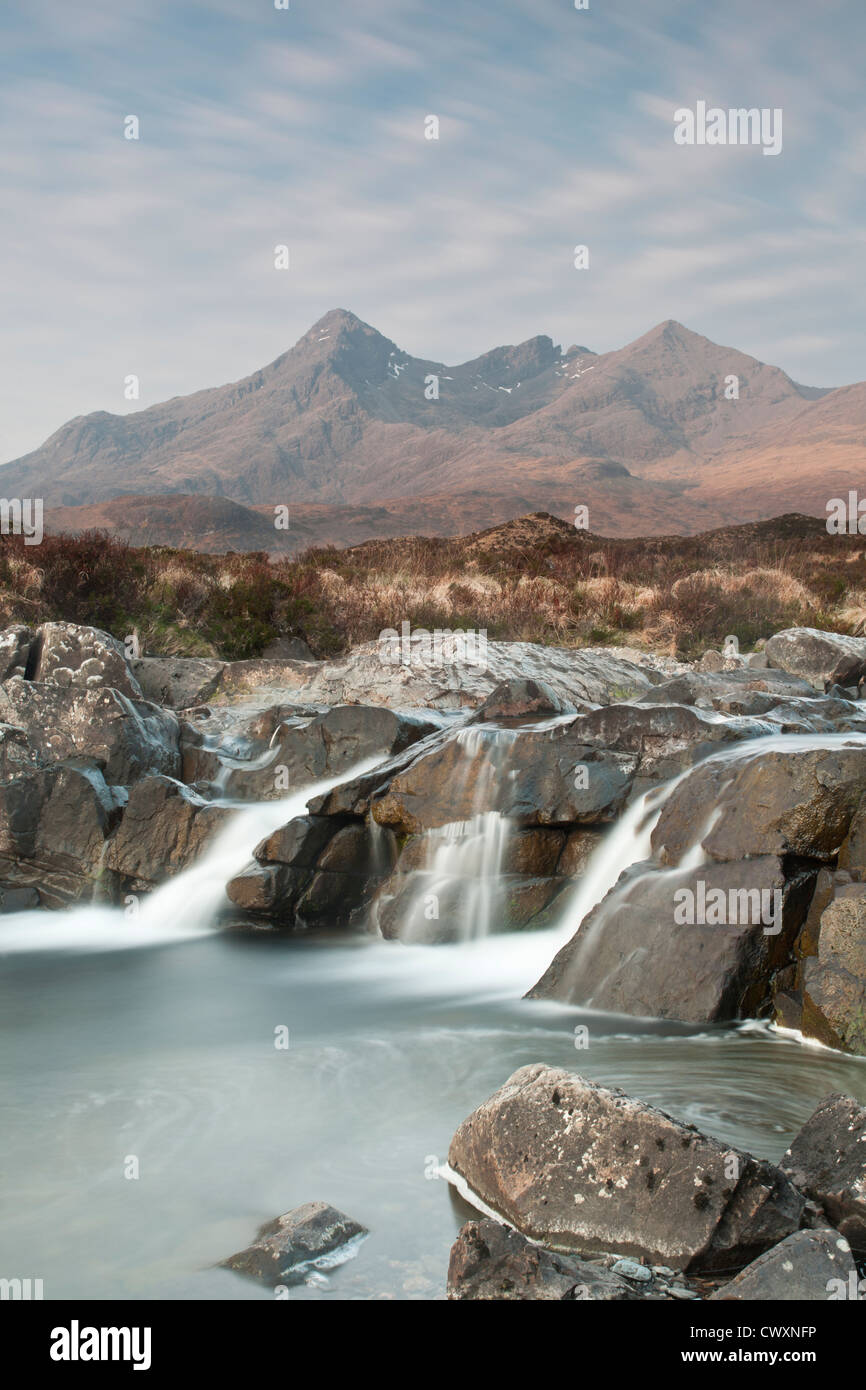 Sgurr nan Gillean e cascata, Isola di Skye Foto Stock