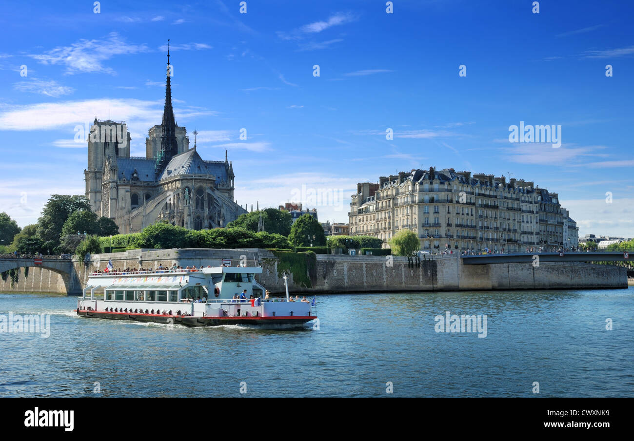 La nave passeggeri sul fiume Senna vicino all isola di citare in Parigi, Francia. Foto Stock