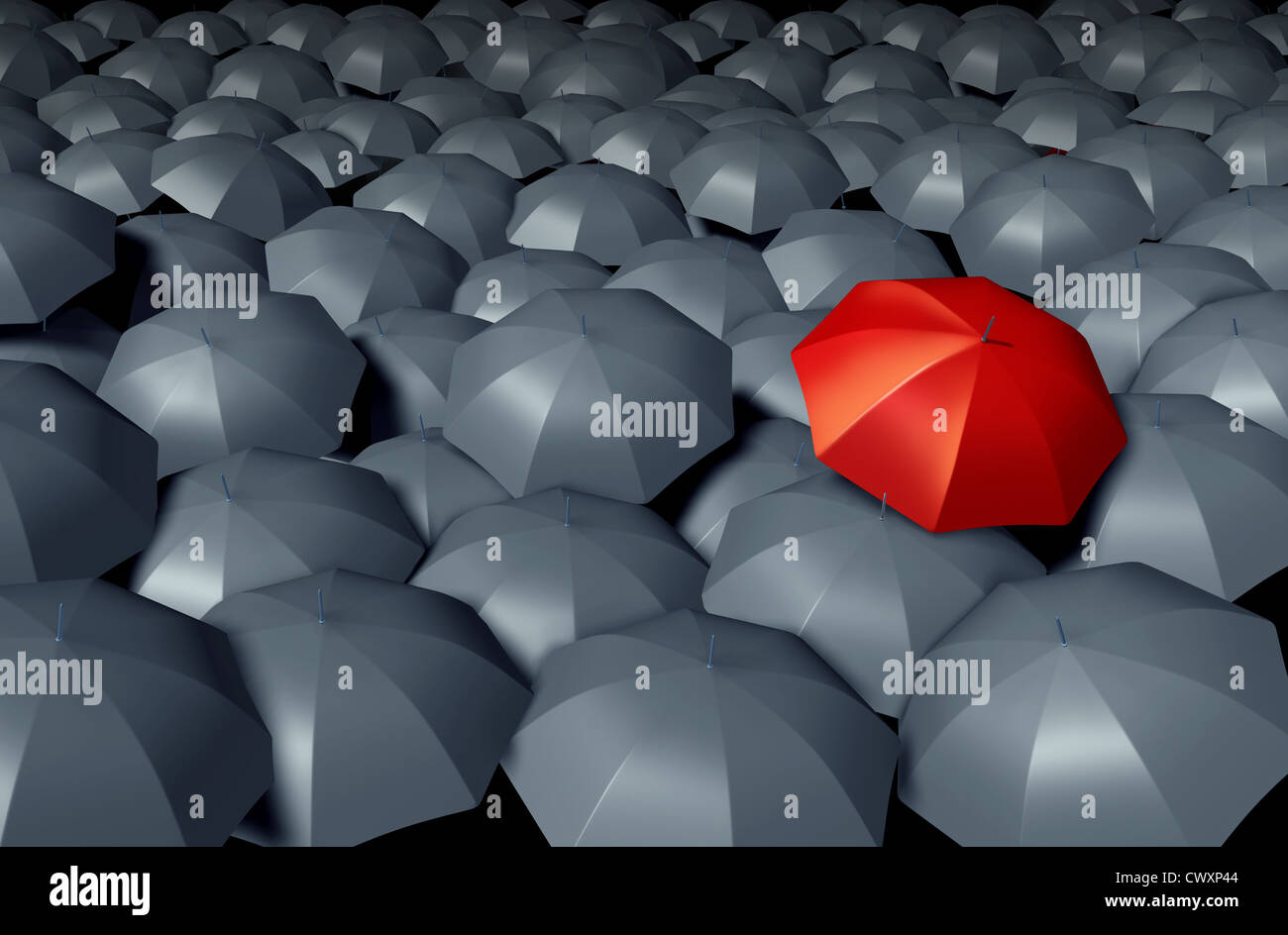 In piedi fuori dalla folla con un ombrello rosso contro un gruppo di grigio ombrelloni come una tempesta meteo concetto aziendale di unica Foto Stock