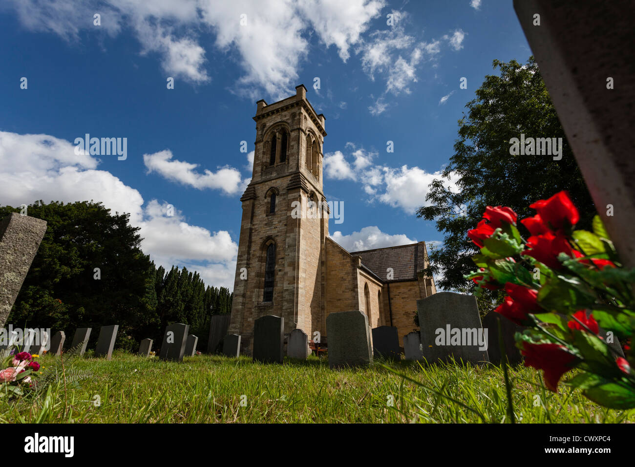 La Chiesa Parrocchiale di San Luca, nel villaggio di Clifford, nei pressi di Boston Spa. St Lukes è stata consacrata nel 1842. Foto Stock