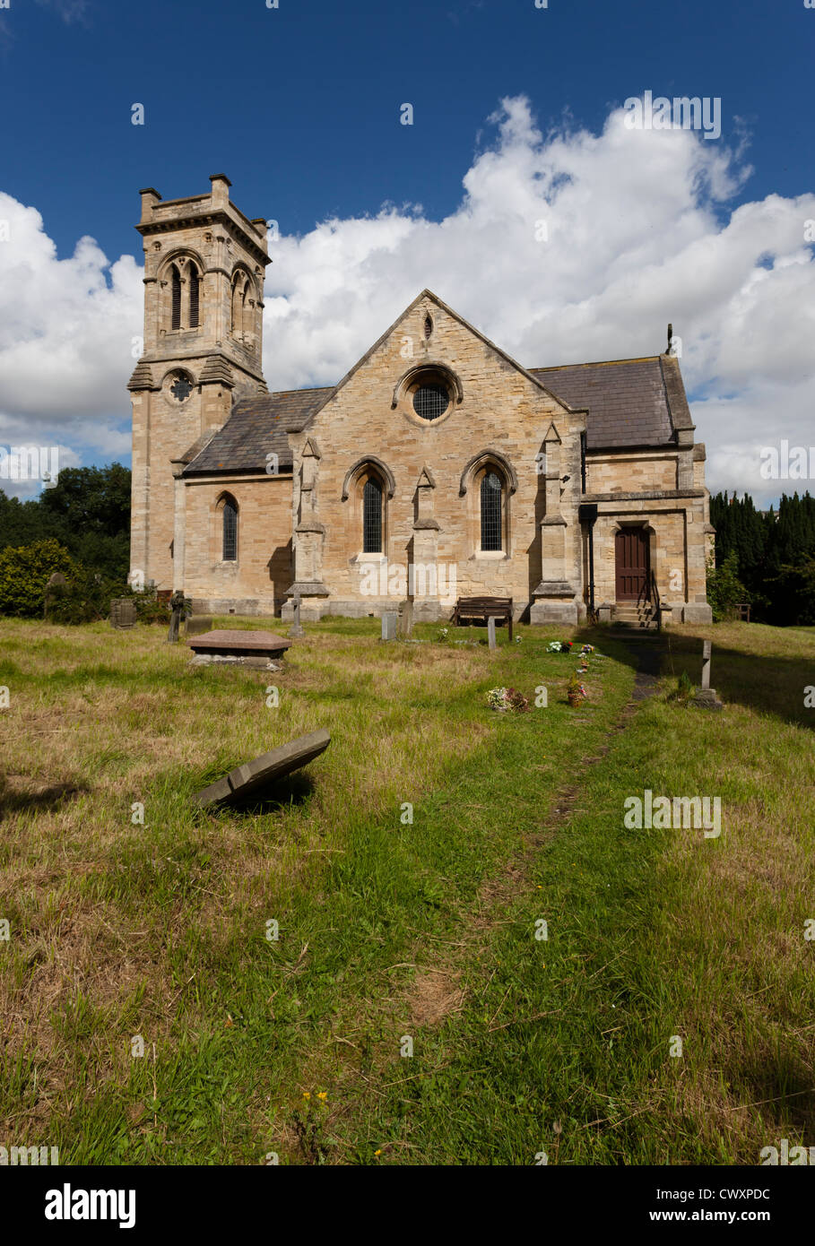 La Chiesa Parrocchiale di San Luca, nel villaggio di Clifford, nei pressi di Boston Spa. St Lukes è stata consacrata nel 1842. Foto Stock