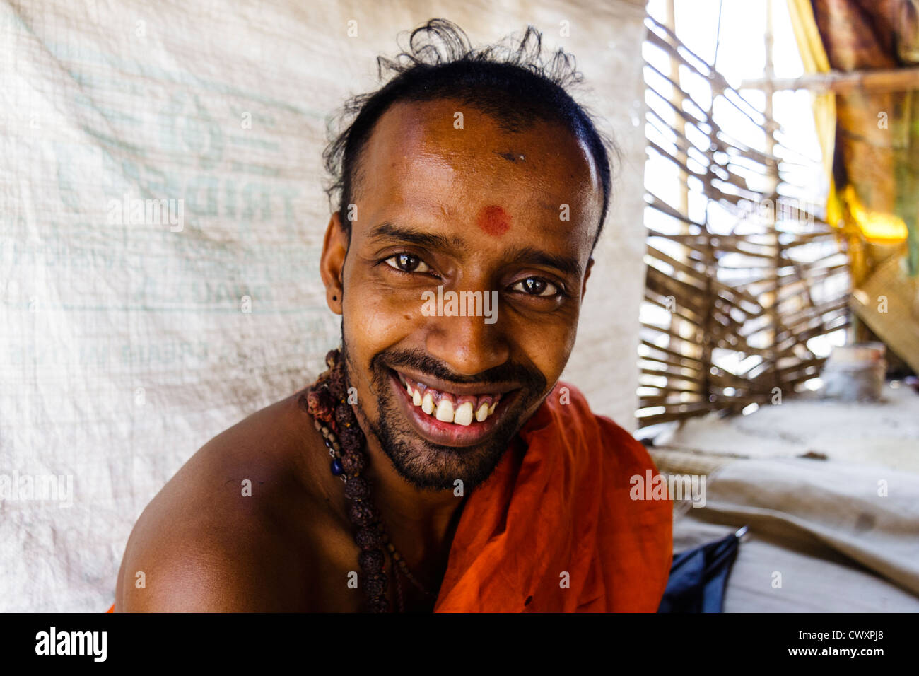 Sadhu ritratto con bindi di Varanasi, Uttar Pradesh, India Foto Stock