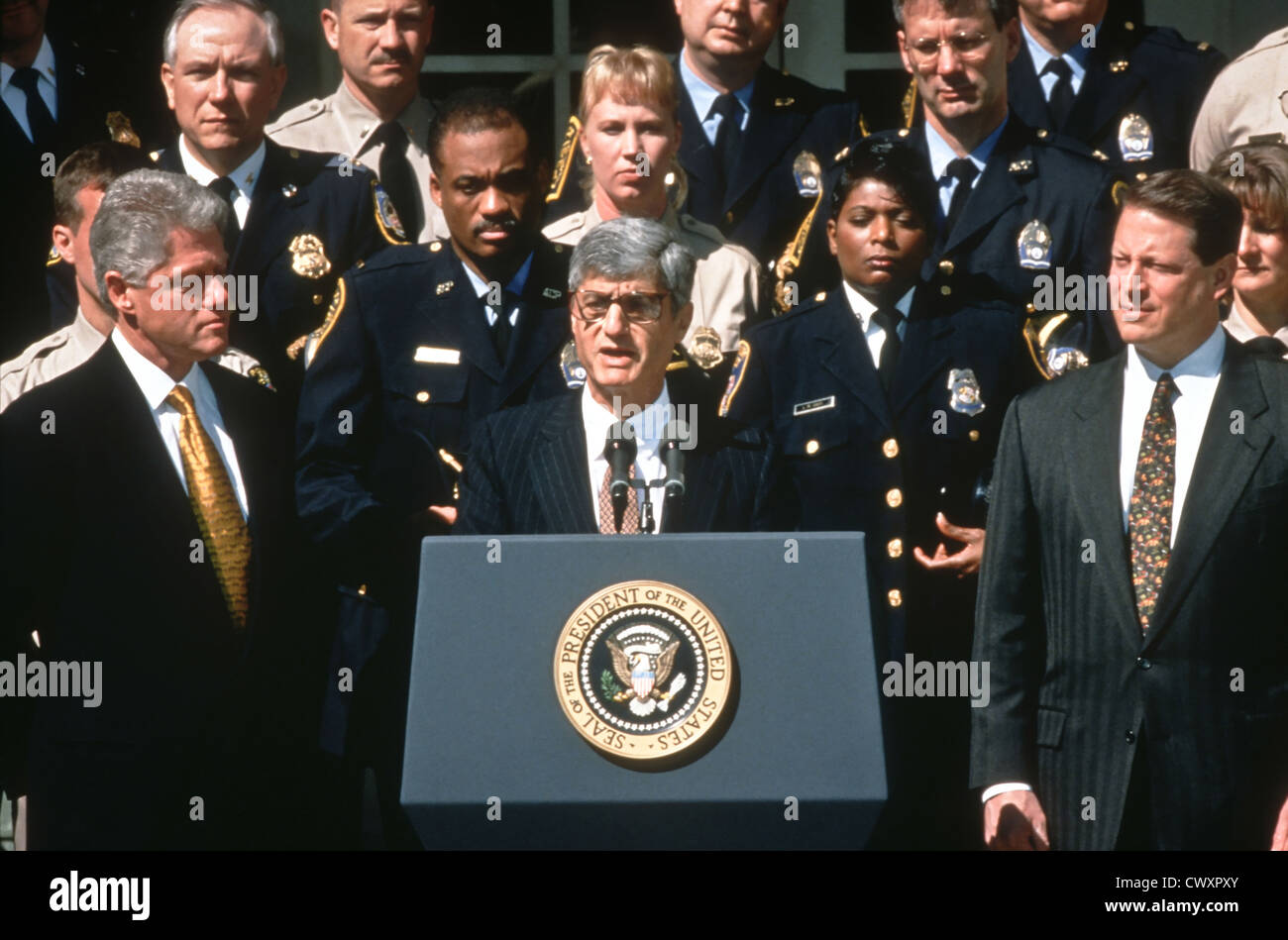 Il Presidente degli Stati Uniti Bill Clinton ascolta come segretario del Tesoro Robert Rubin annuncia un divieto di stile militare armi d'assalto Aprile 6, 1998, a Washington. Clinton ha bloccato l'importazione di 1,6 milioni militare-style fucili a canna rigata, dicendo che gli americani non hanno bisogno di un Uzi o AK-47 per cervi di caccia o di tiro a volo. Foto Stock