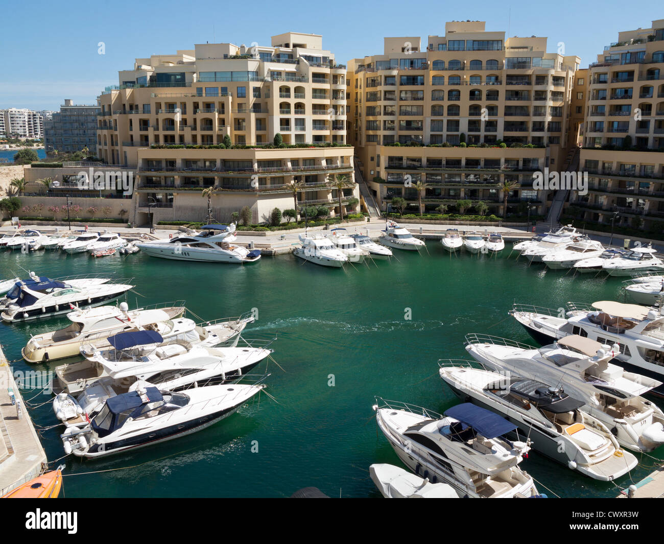L'uomo fatto di marina e complesso di appartamenti isola di Malta, Mare Mediterraneo Foto Stock