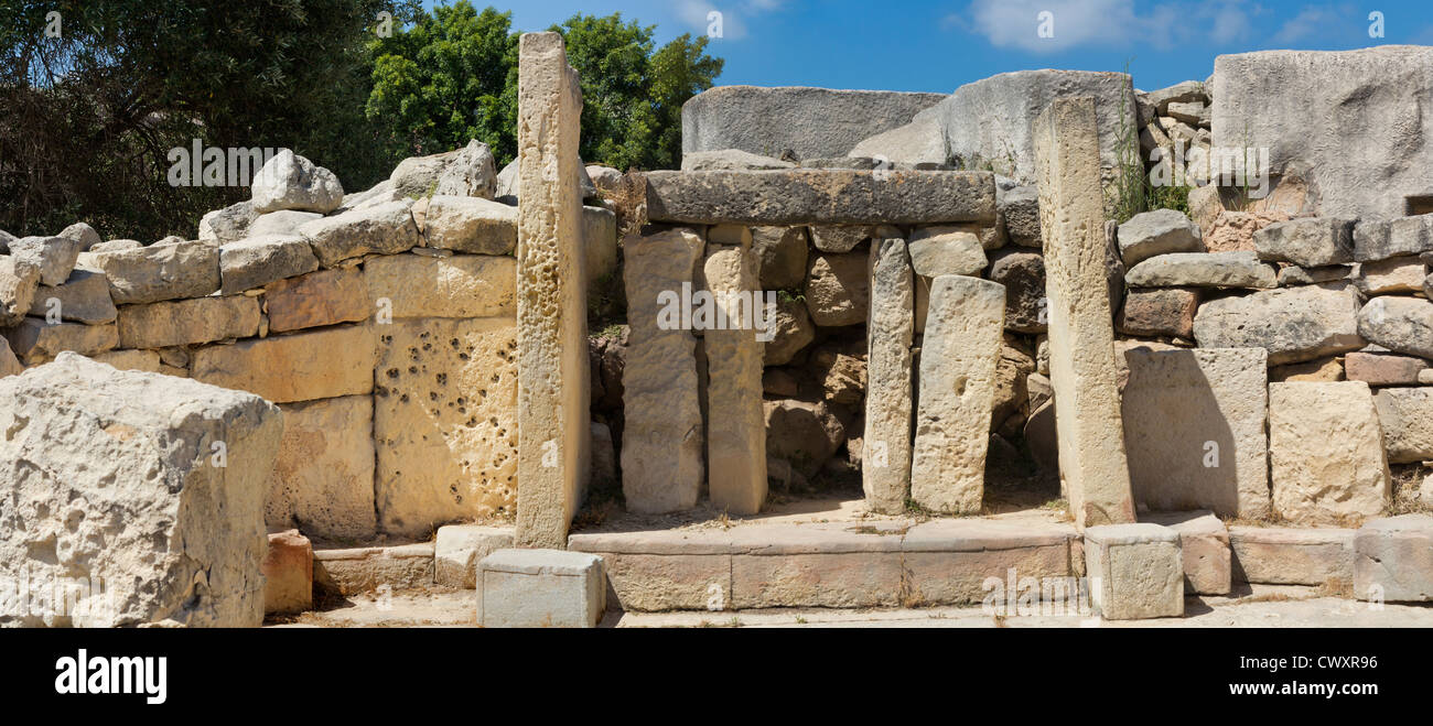 Altare presso i templi di Tarxien situato sul tempio del neolitico Street, Tarxien, isola di Malta, Mare Mediterraneo Foto Stock