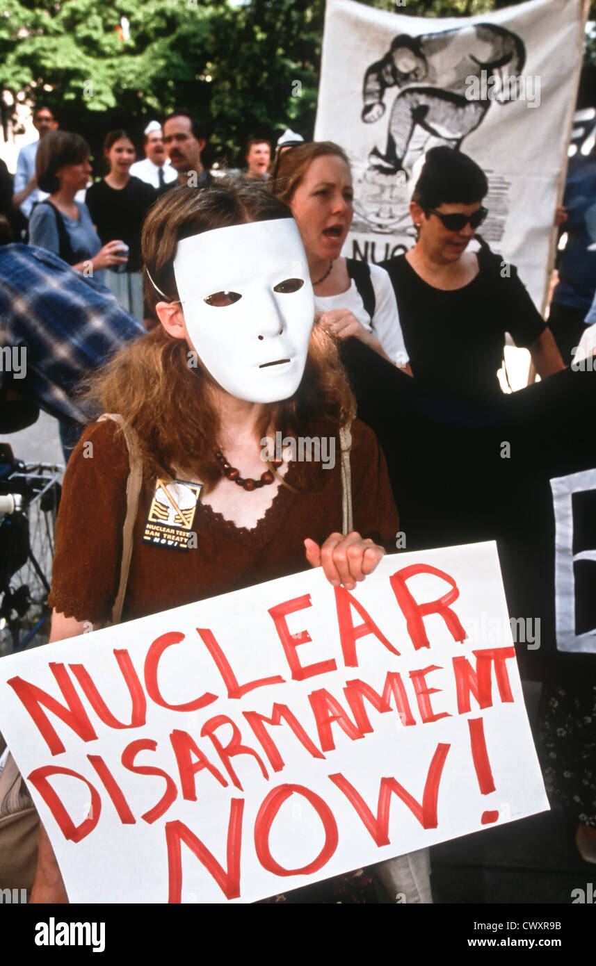 I manifestanti di Greenpeace, indossando le maschere, si radunano fuori dall'Ambasciata del Pakistan, 28 maggio 1998 a Washington, DC. I manifestanti hanno chiesto di porre fine alla corsa agli armamenti nucleari, che è aumentata con l'adesione del Pakistan alle nazioni con armi nucleari. Foto Stock