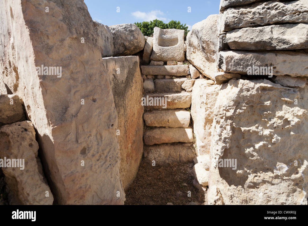 Passi presso i templi di Tarxien situato sul tempio del neolitico Street, Tarxien, isola di Malta, Mare Mediterraneo Foto Stock