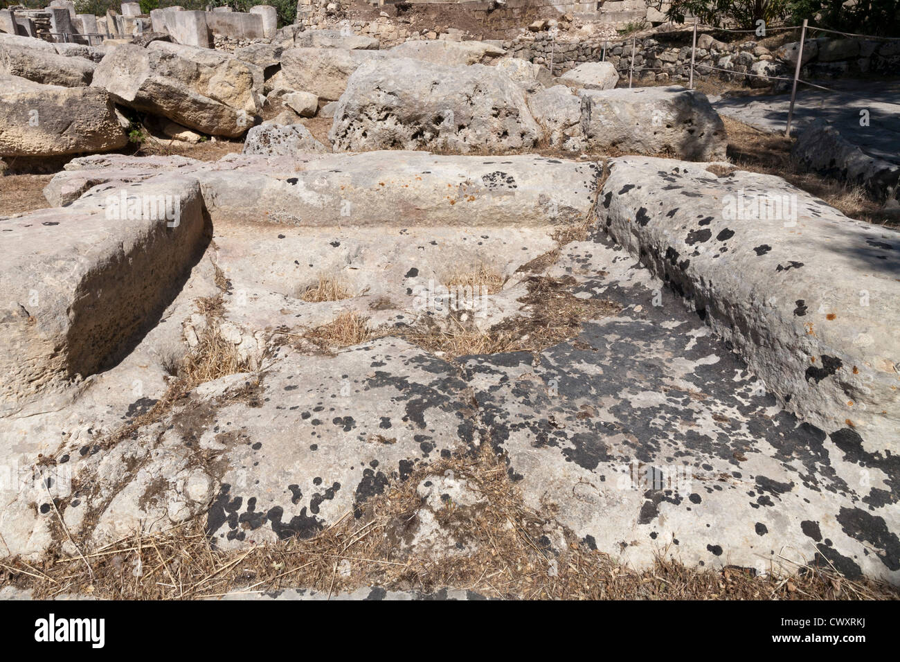 La prova di fuoco nel bacino i templi di Tarxien situato sul tempio del neolitico Street, Tarxien, isola di Malta, Mediterranea Foto Stock
