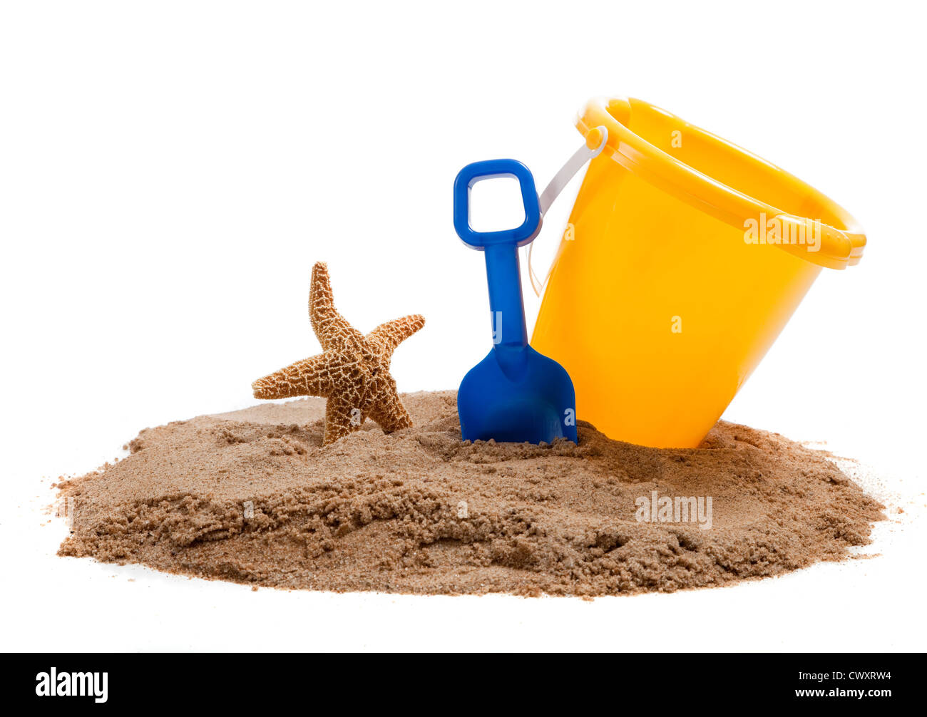 Una benna di giallo e blu la pala sulla spiaggia con una stella di mare Foto Stock