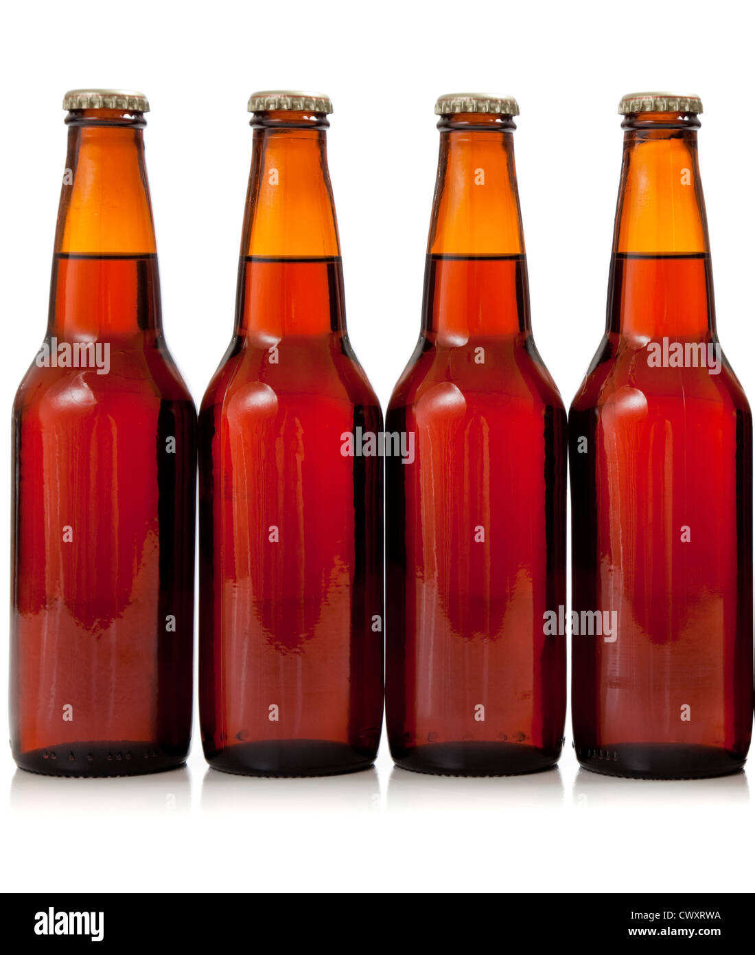 Marrone quattro bottiglie di birra sul bianco con spazio di copia Foto Stock