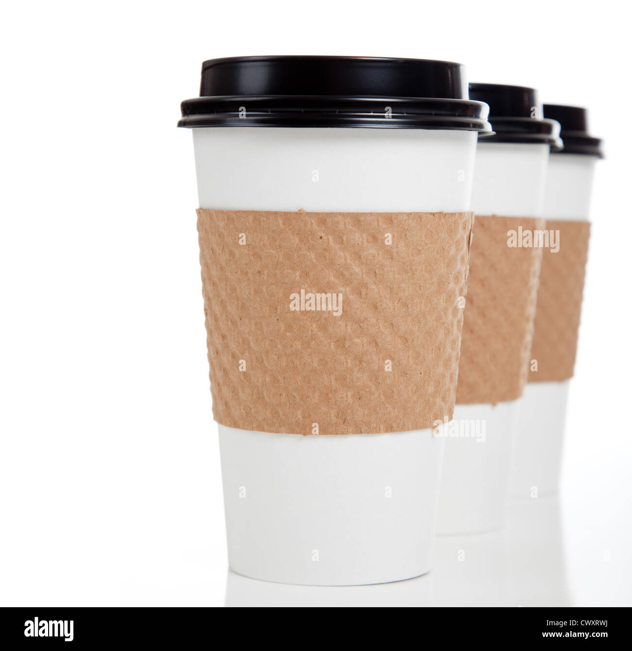 Una fila di carta tazze da caffè su uno sfondo bianco con spazio di copia Foto Stock