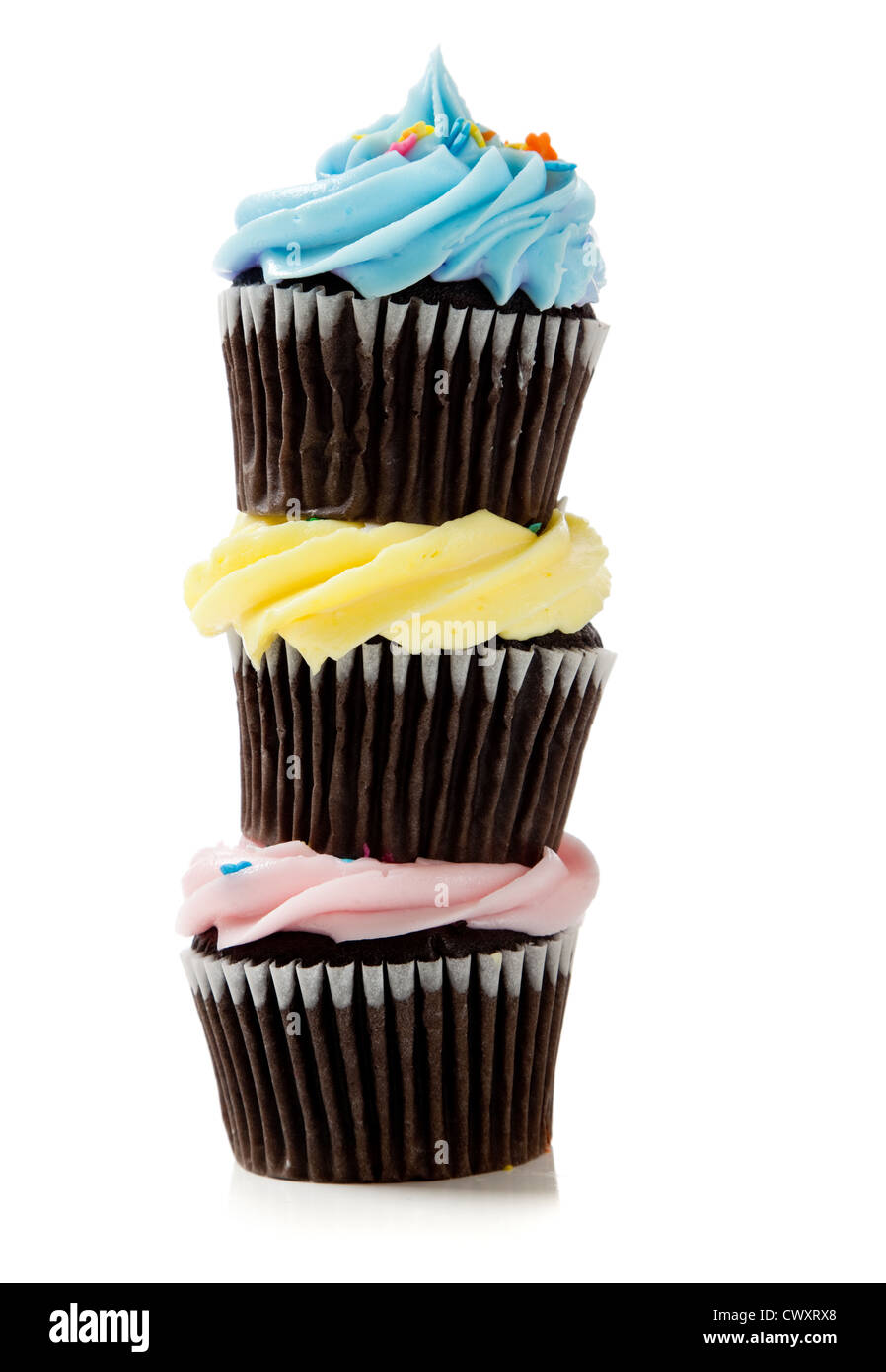 Tortini di pastello compresi blu, rosa e giallo su sfondo bianco con spazio di copia Foto Stock
