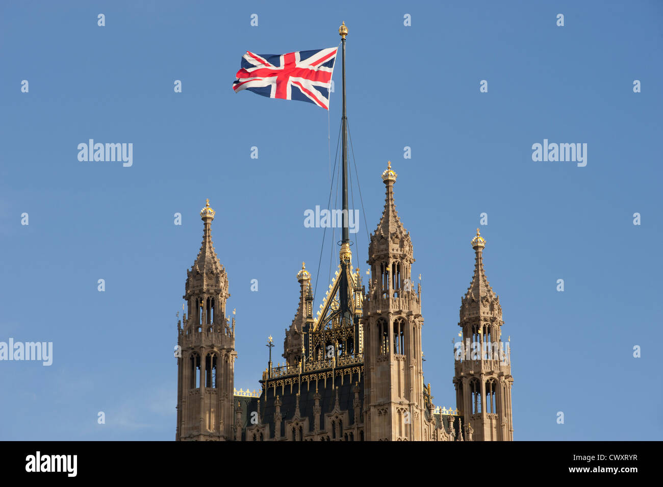 L'Unione di bandiera o di 'Unione Jack' sollevata sopra il Victoria torre presso il Palazzo di Westminster a Londra, Inghilterra, Regno Unito. Foto Stock