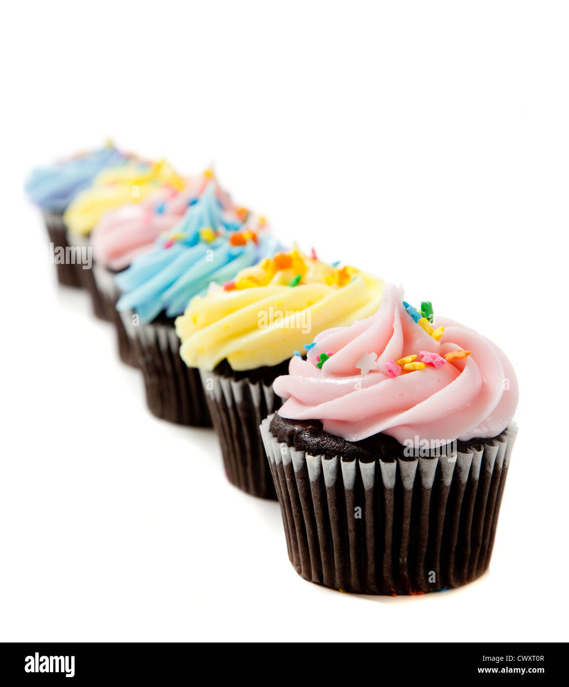Tortini di pastello compresi blu, rosa e giallo su sfondo bianco con spazio di copia Foto Stock