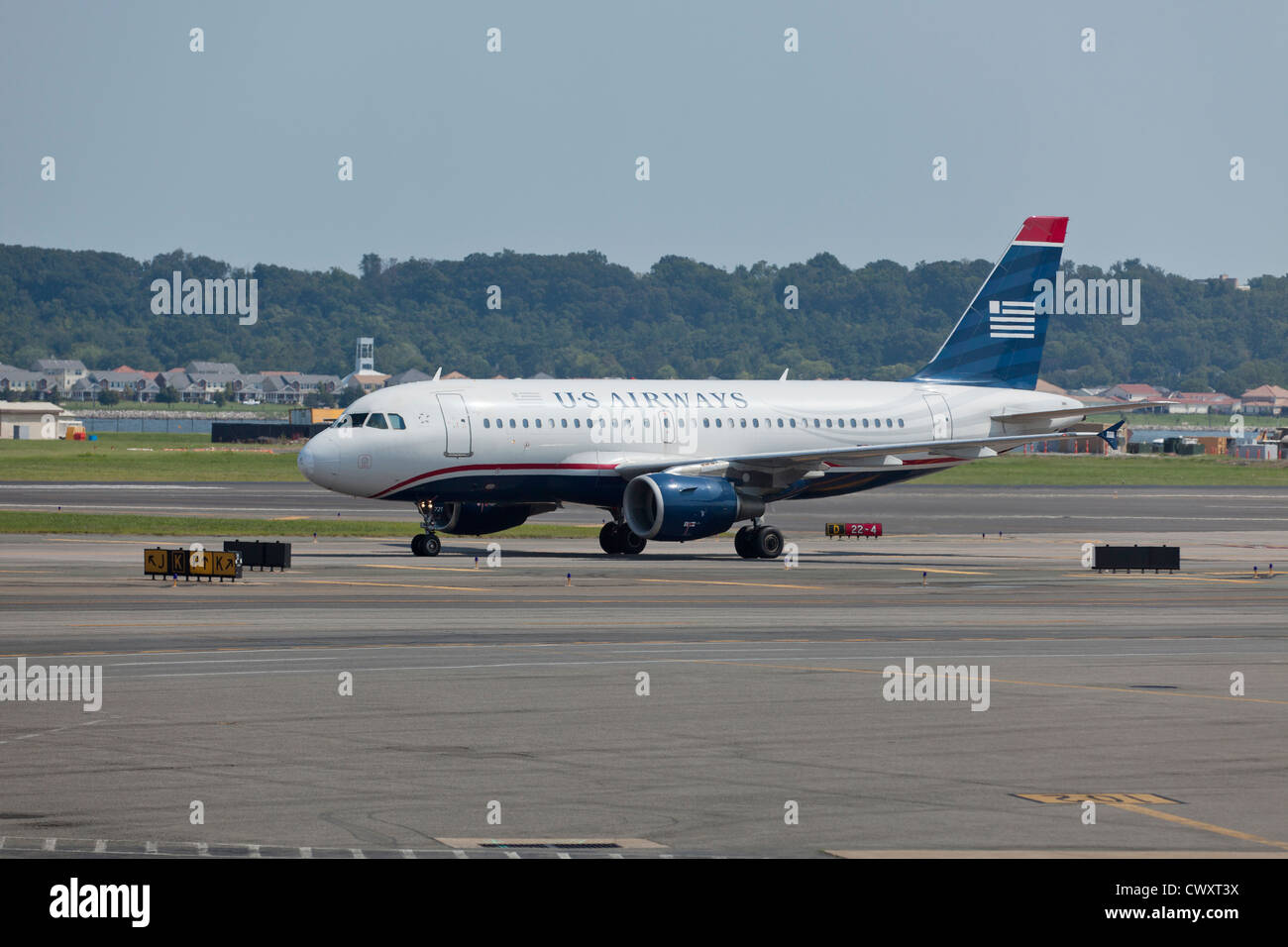Un US Airways commuter jet su pista Foto Stock