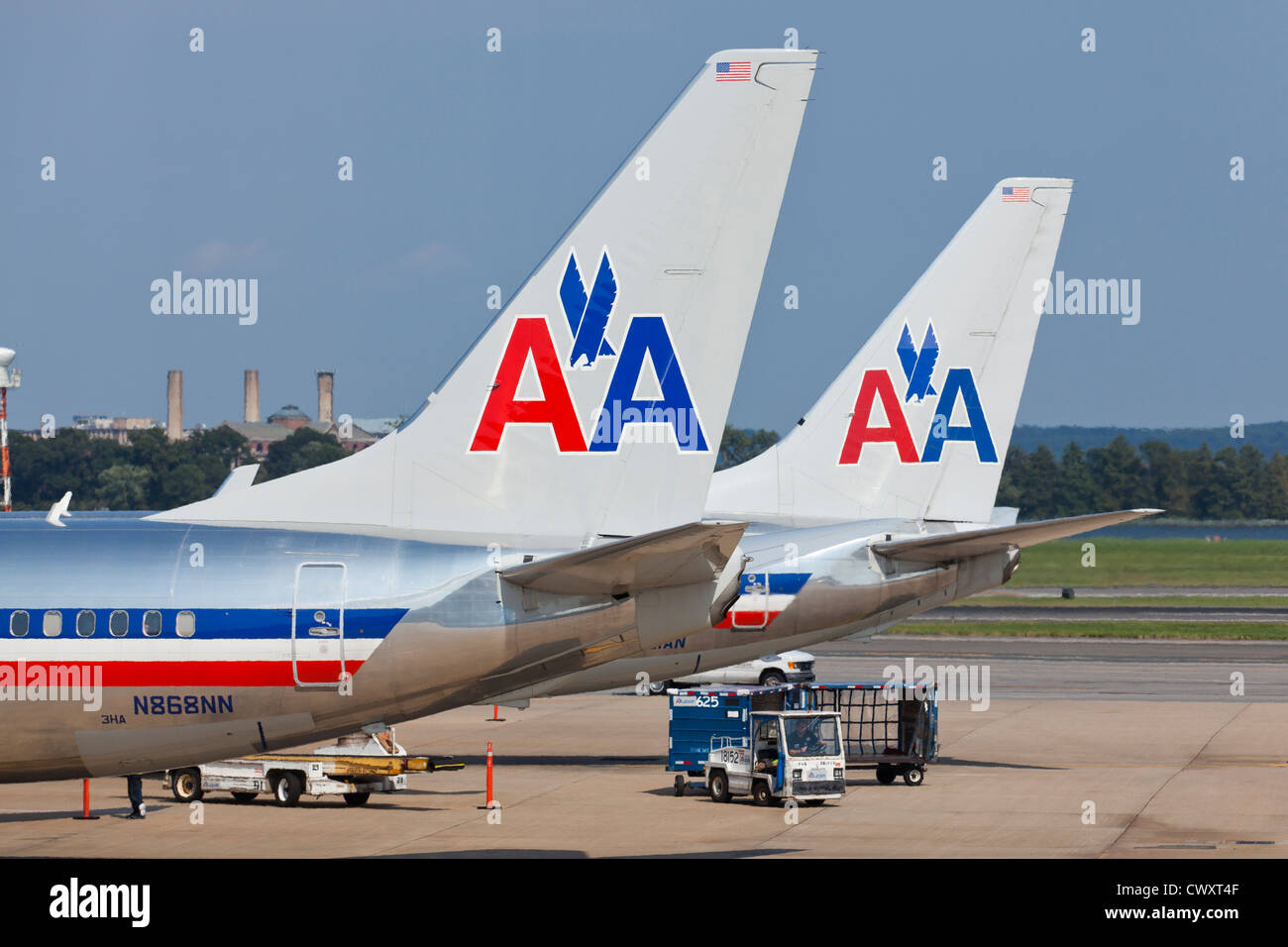 Stabilizzatori verticali di parcheggiato American Airlines getti - Ronald Reagan National Airport - Washington DC, Stati Uniti d'America Foto Stock Stabilizzatori verticali di parcheggiato American Airlines getti - Ronald Reagan National Airport - Washington DC, Stati Uniti d'America Foto Stock