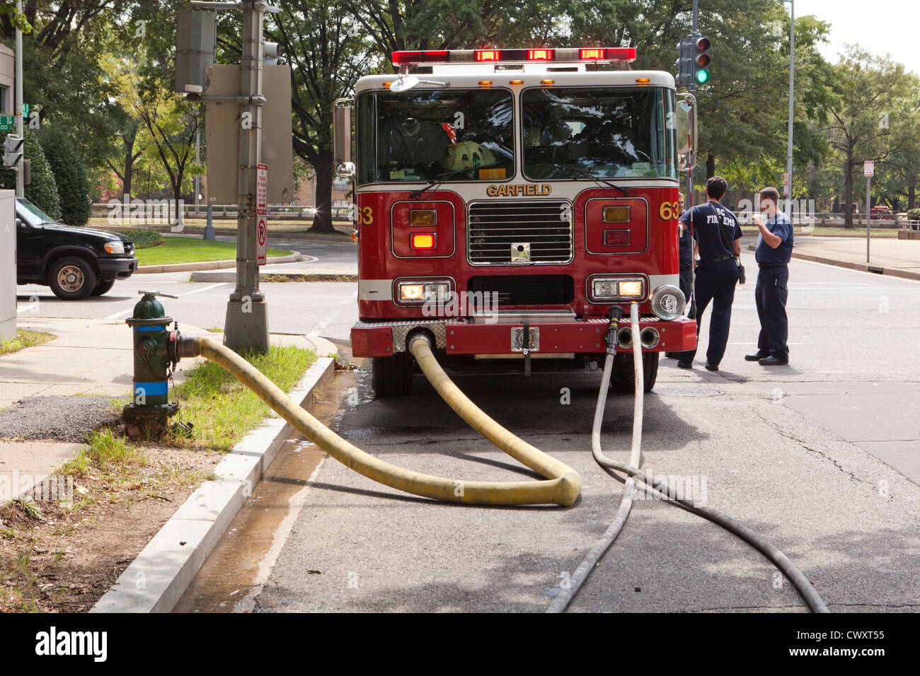 Routine di controllo della pompa su un firetruck - USA Foto Stock