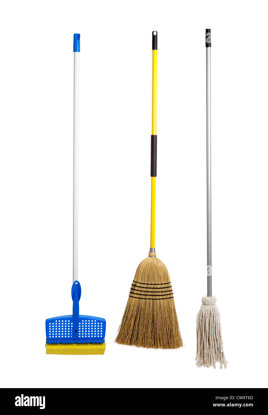 Spugna mop, scopa di paglia e una stringa mop su sfondo bianco Foto Stock