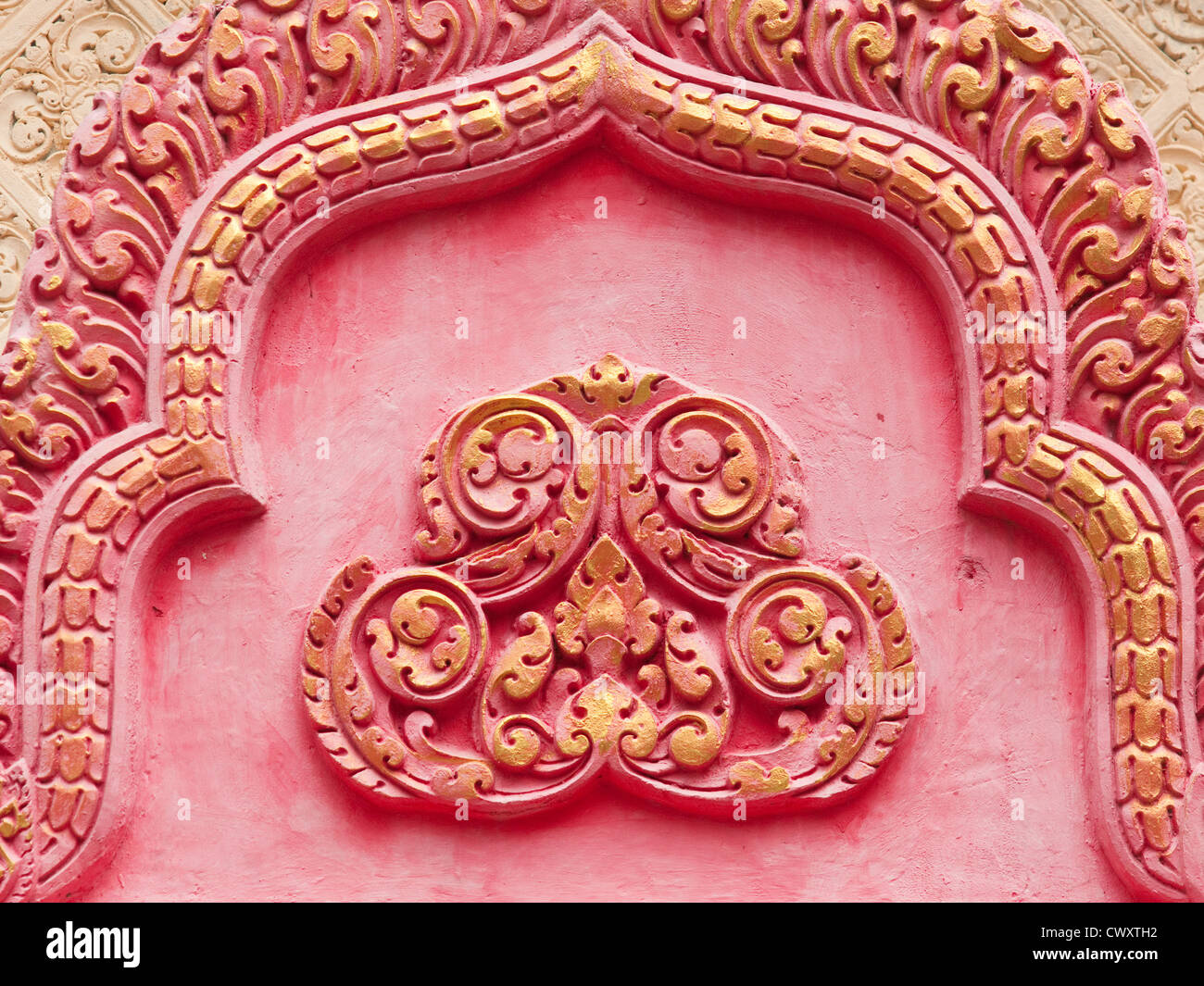 Rosa e Oro ornamento al tempio buddista in Kampong Speu, Cambogia Foto Stock