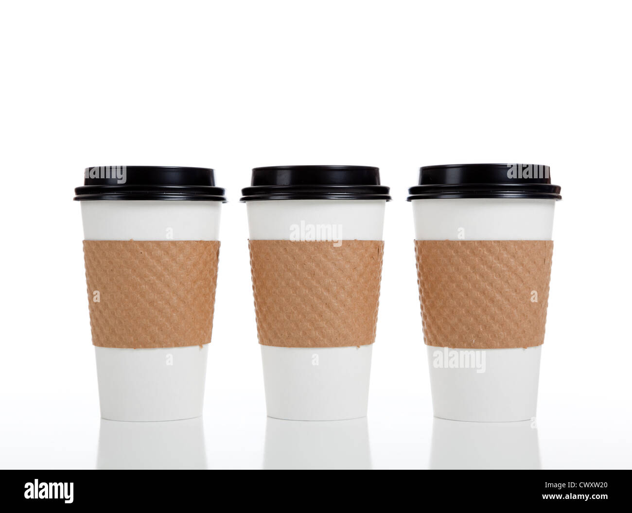Una fila di bianco monouso Tazze di caffè con i manicotti e i coperchi in nero su sfondo bianco Foto Stock