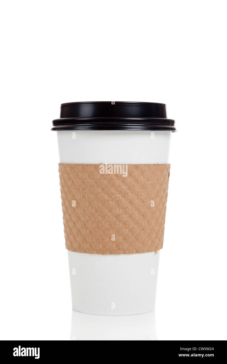Un singolo monouso bianco tazza di caffè con un calore marrone del manicotto e un top nero su sfondo bianco Foto Stock