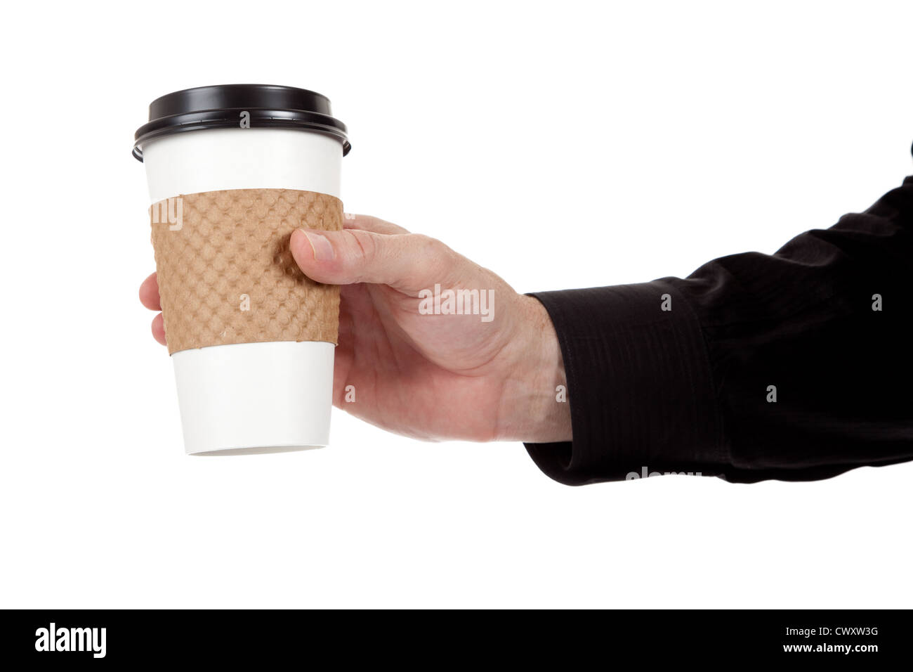 Un uomo di affari la mano che regge una tazza di caffè su sfondo bianco Foto Stock