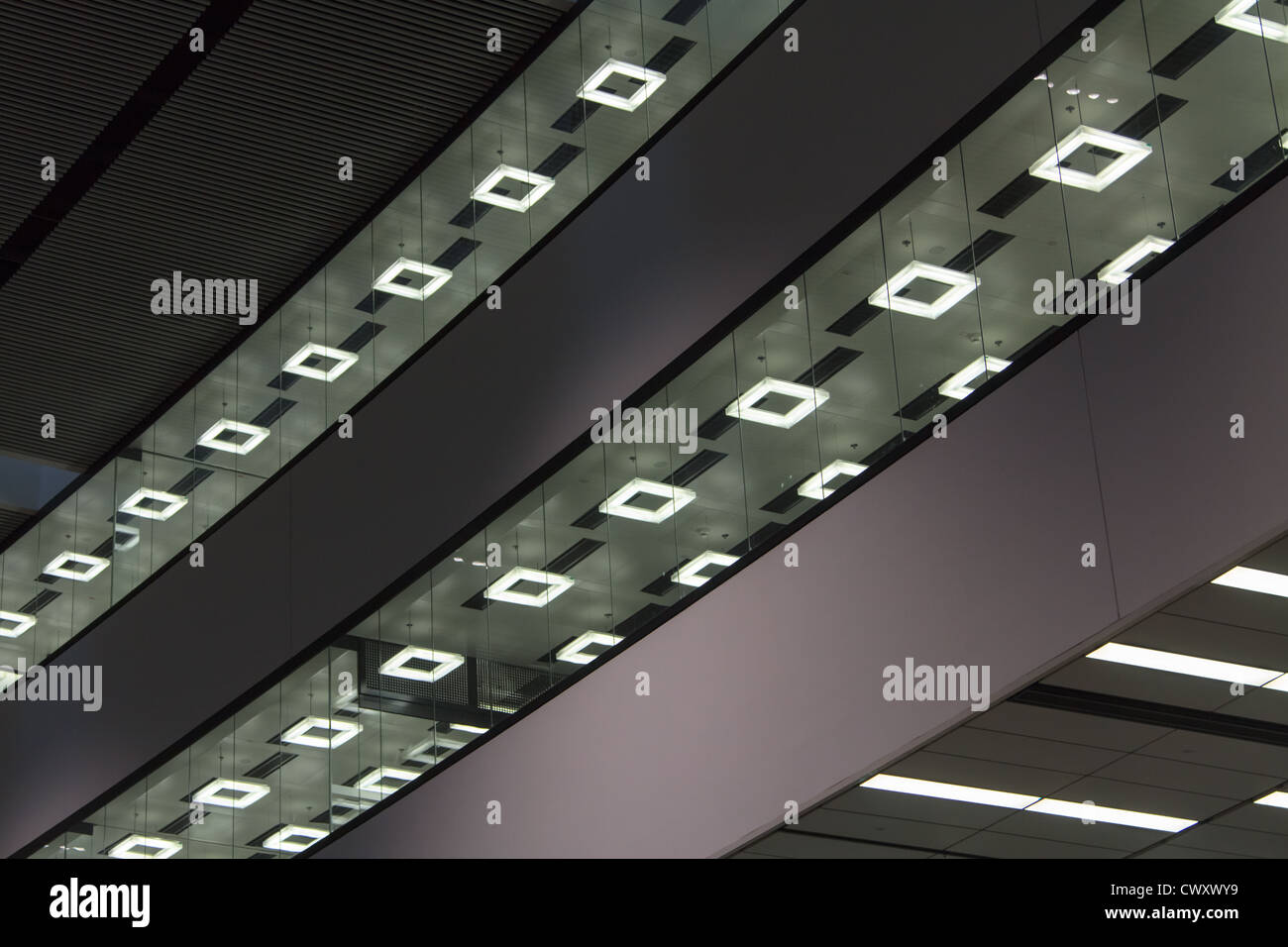 Tre differenti livelli di Vienna del nuovo aeroporto di pubblico con la sua architettura moderna Foto Stock