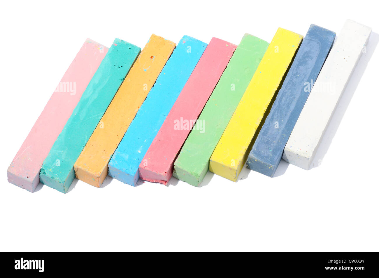 Matita colorata gesso su uno sfondo bianco isolato. Foto Stock