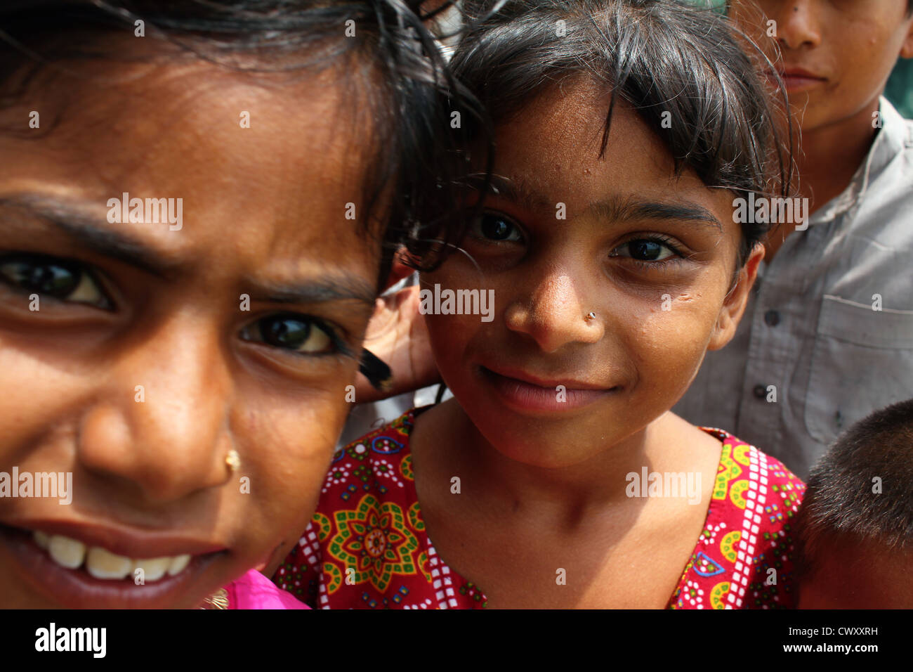 Carino ragazze rifugiate in un accampamento di configurazione per le vittime delle inondazioni in Pakistan 2010 Foto Stock