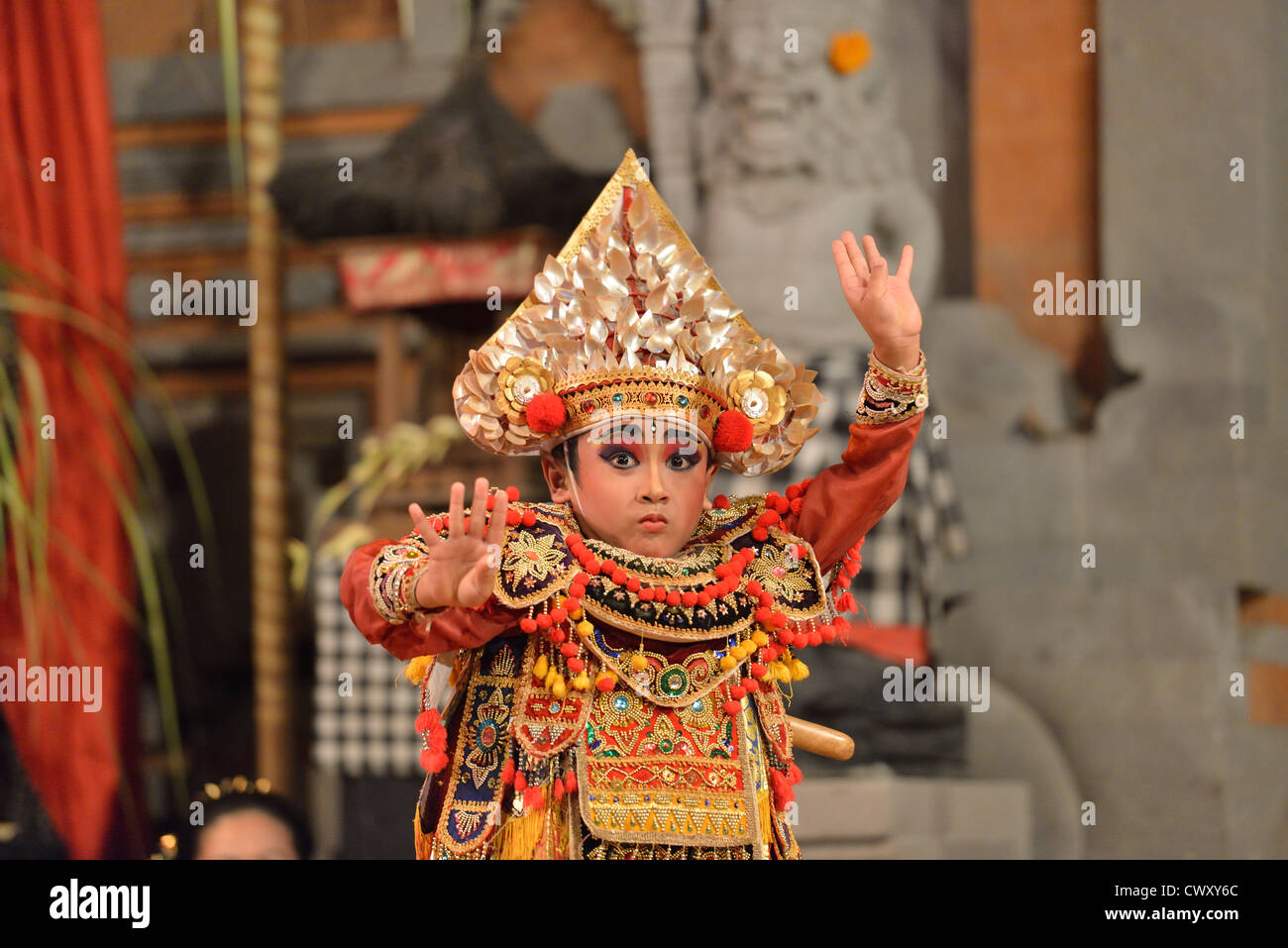 Un bambino gioca la tradizionale danza balinese in Ubud, Bali, Indonesia. Foto Stock