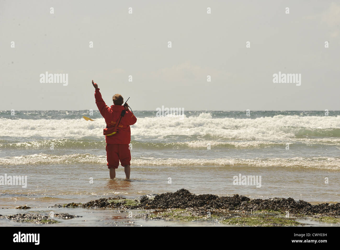 Bagnino di salvataggio sulla spiaggia della Cornovaglia Foto Stock