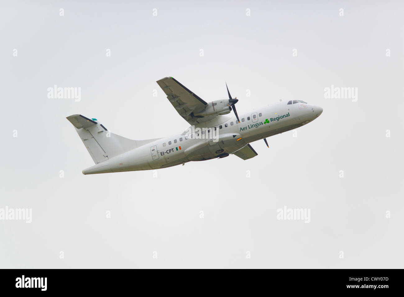 Un Aer Lingus Regional ATR 42 decollo dall'Aeroporto Internazionale di Manchester (solo uso editoriale) Foto Stock